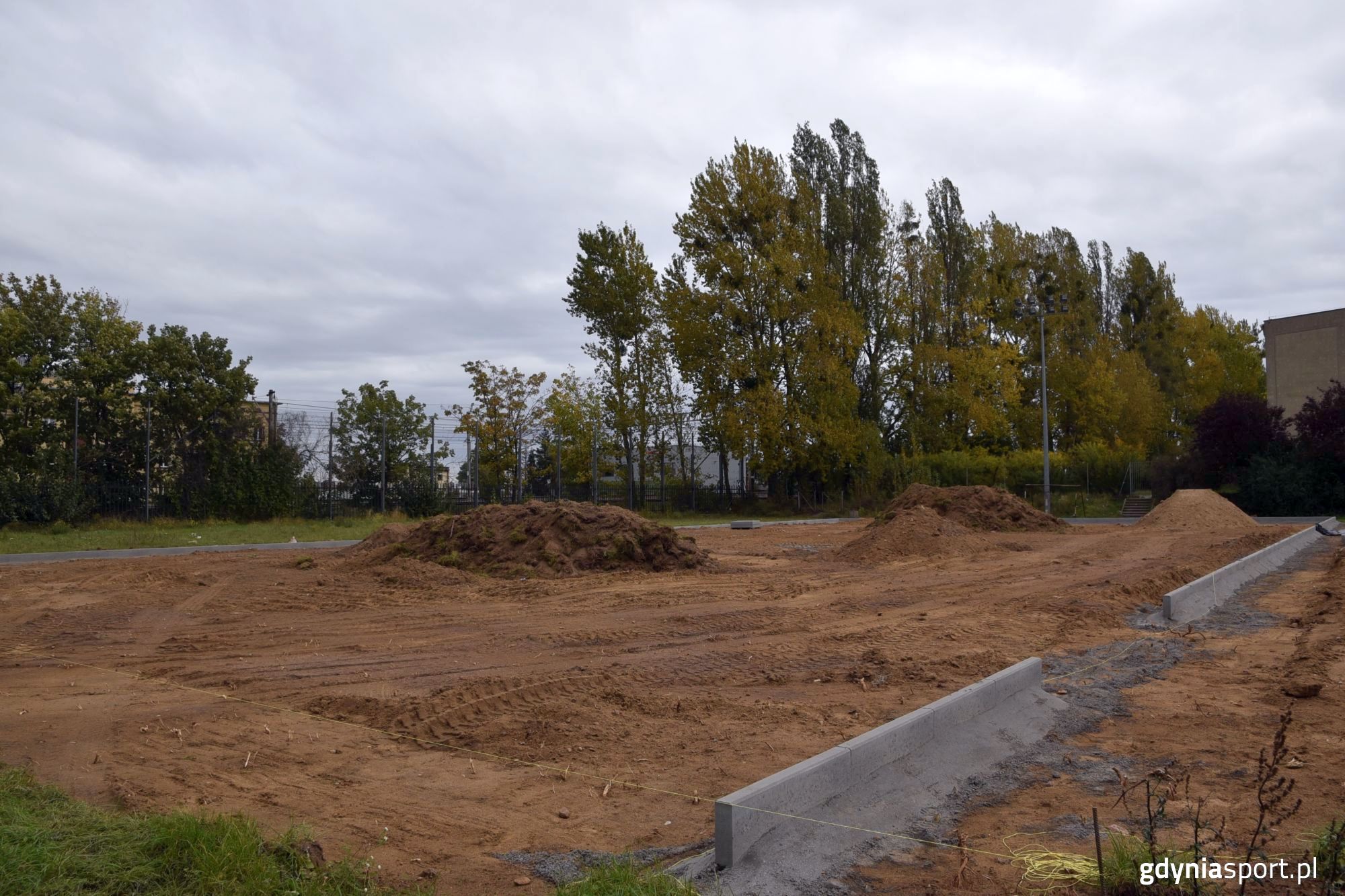 nowe boisko przy Okrzei w trakcie budowy
