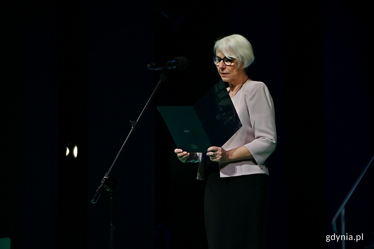 Joanna Zielińska - przewodnicząca Rady Miasta Gdyni podczas gali wręczenia Nagrody Prezydenta Miasta Gdyni z okazji Międzynarodowego Dnia Teatru (fot. Magdalena Czernek)