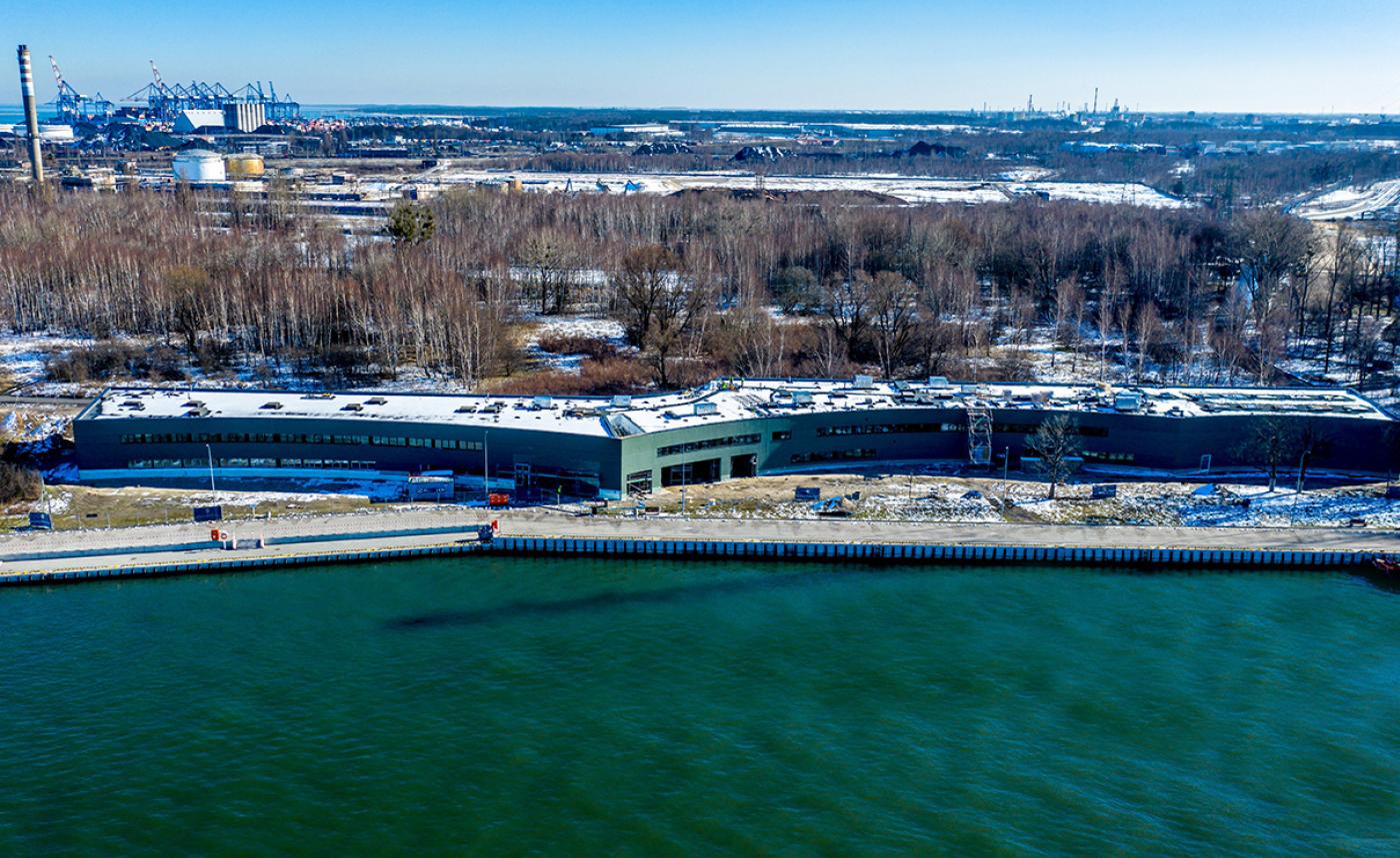 Tak wygląda Centrum Offshore na kilka miesięcy przed finiszem prac budowlanych. Wewnątrz będą działać m.in. specjalistyczne laboratoria dla branży offshore, fot. Uniwersytet Morski w Gdyni / mat. prasowe