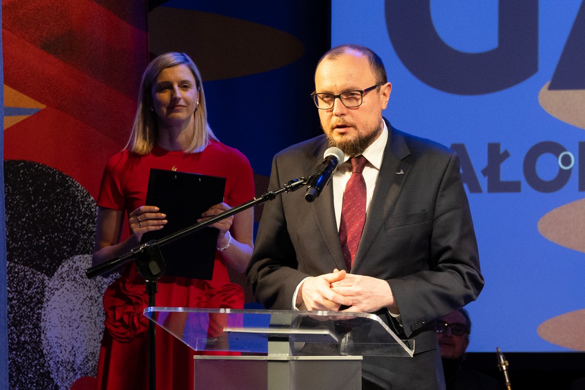 Na scenie Mariusz Bzdęga, dyrektor zarządzający ds. kultury i aktywności mieszkańców