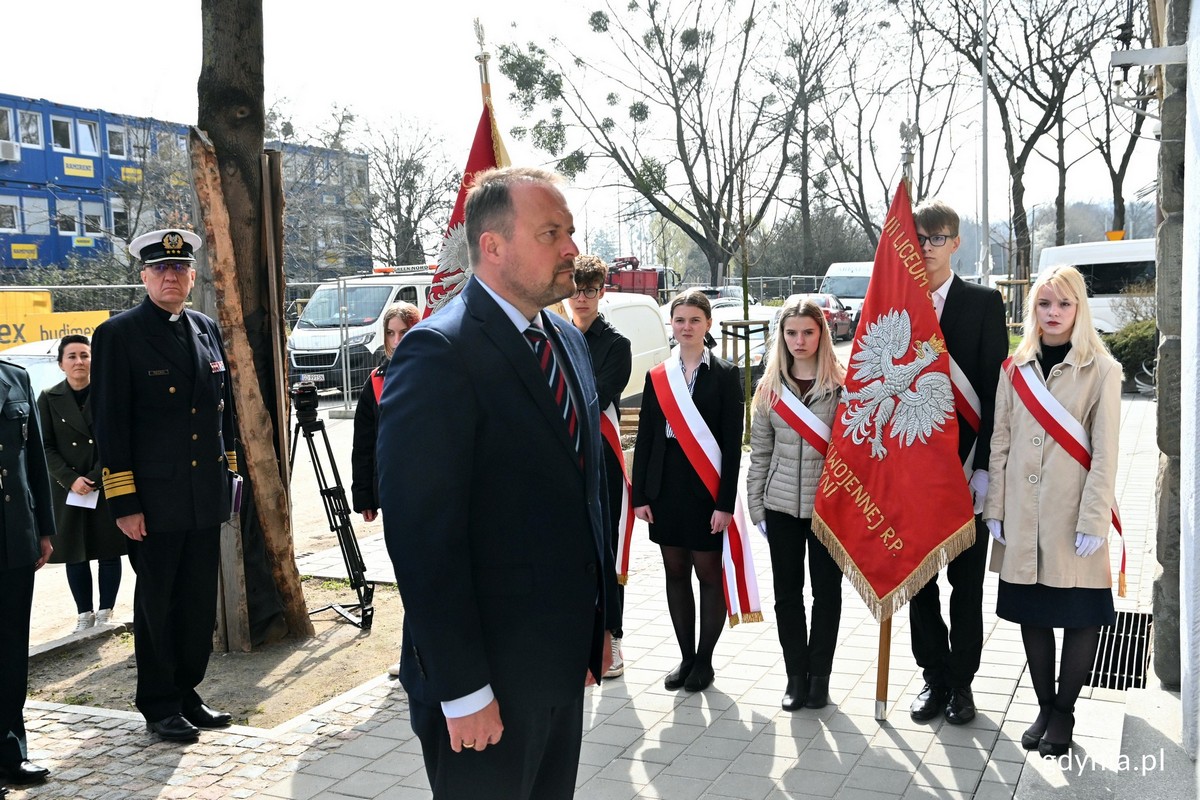 Wiceprezydent Gdyni Marek Łucyk złożył kwiaty pod tablicą Marynarzy Polskich Zamordowanych na Wschodzie podczas obchodów 83. rocznicy zbrodni katyńskiej // fot. Magdalena Czernek