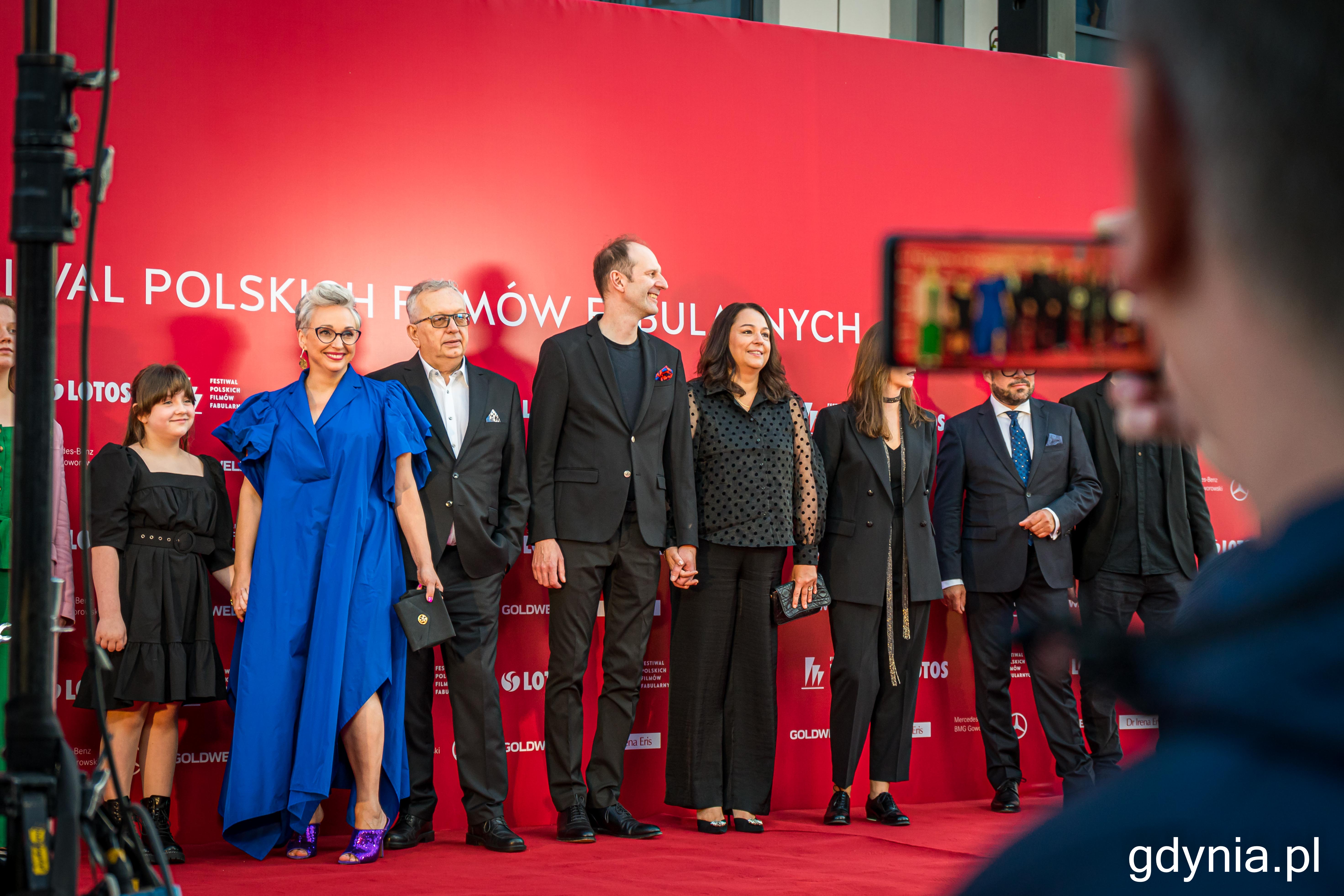 Ekipa filmu „Zupa nic” pozuje fotoreporterom na czerwonym dywanie, fot. Kamil Złoch