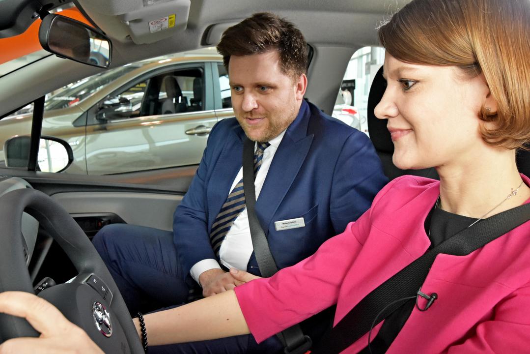 Wiceprezydent Gdyni, Katarzyna Gruszecka-Spychała sprawdza wnętrzne Toyoty Yaris razem z Błażejem Czaplickim z Toyota Walder, fot. Kamil Złoch