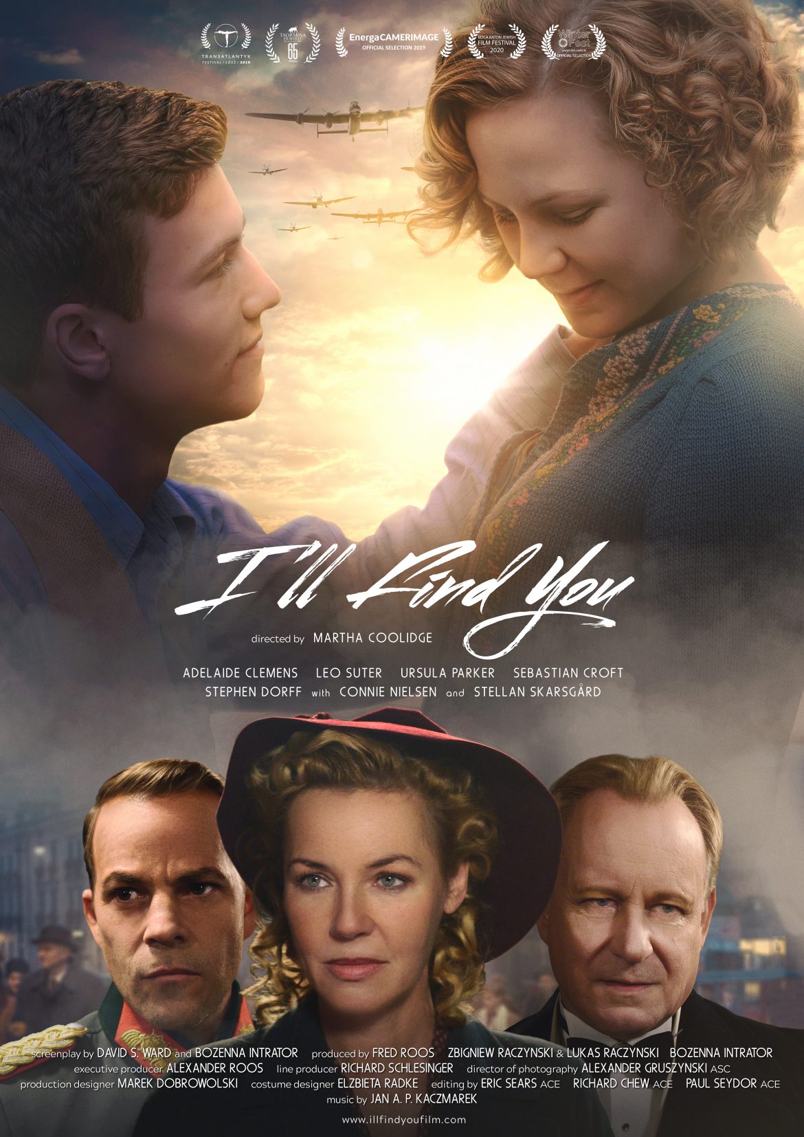 Plakat promujący film pt. "Znajdę Cię". U góry: uśmiechnięta para na tle zachodzącego słońca i przelatujących samolotów. Na dole: trzy postaci - oficer w mundurze, kobieta w czerwonym kapeluszu oraz mężczyzna w eleganckim garniturze. Na środku biały napis z tytułem filmu zapisanym po angielsku "I'll find you" // fot. materiały prasowe