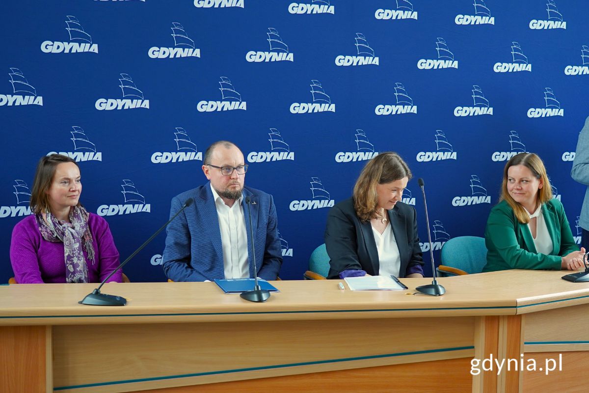 od lewej: naczelnik Wydziału Kultury Maja Wagner, dyrektor zarządzający ds. kultury i aktywności mieszkańców Mariusz Bzdęga, nowa dyrektor Teatru Miejskiego Marta Miłoszewska oraz prezydent Gdyni Aleksandra Kosiorek siedzący przy stole prezydialnym
