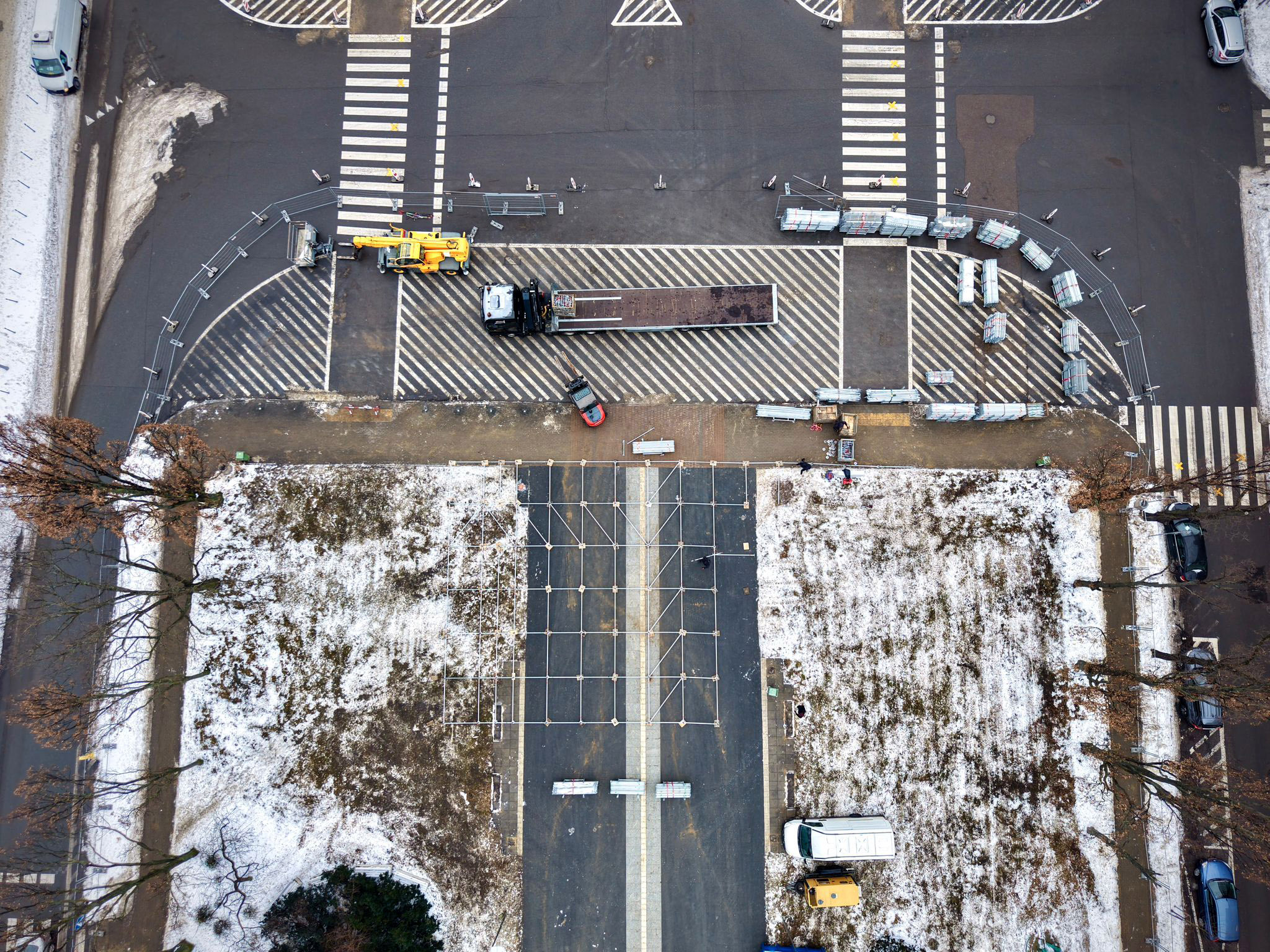 na zdjęciu plac ze sprzętem budowlanym z lotu ptaka