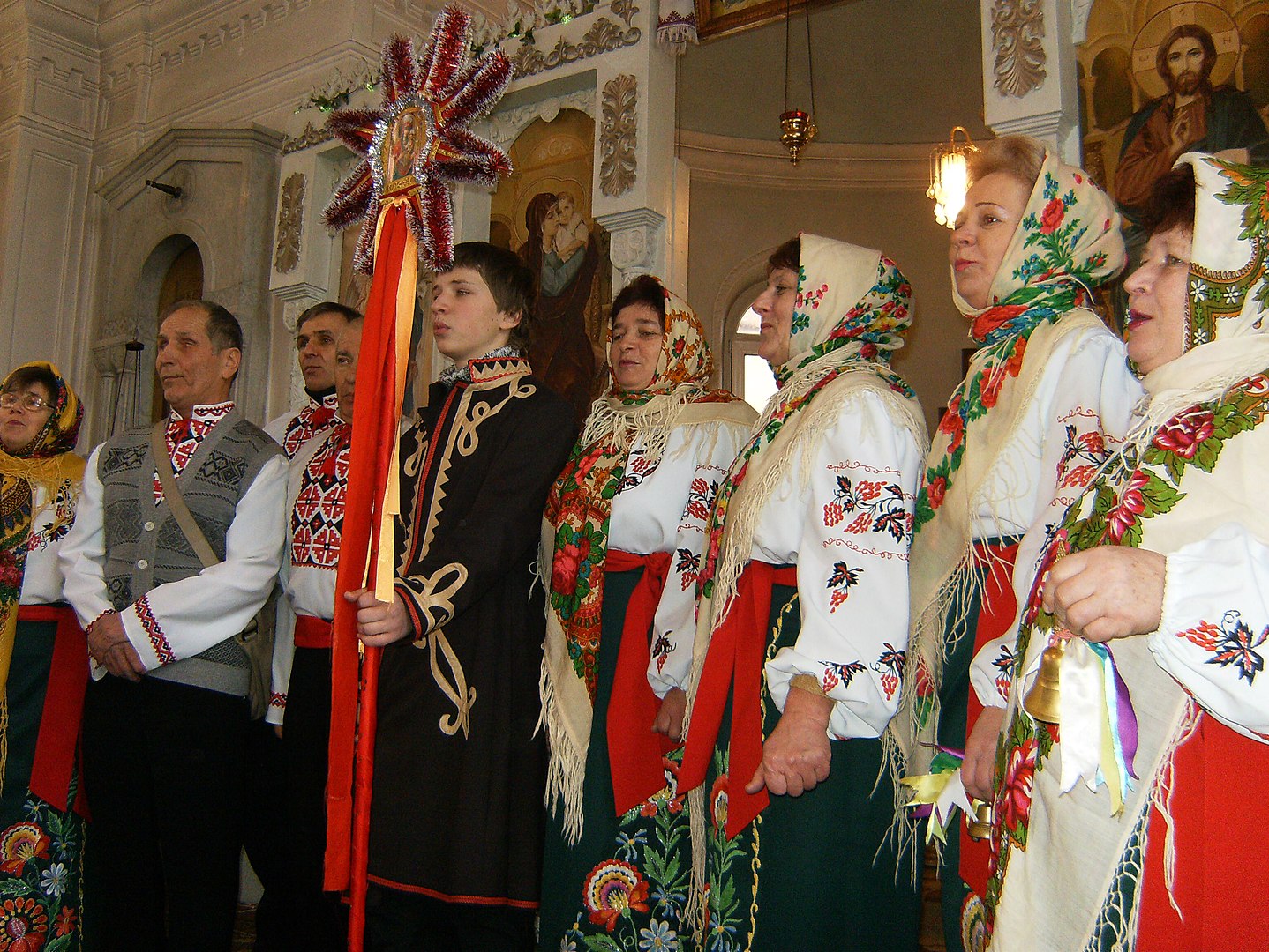 Ukraińscy kolędnicy w cerkwi. Źródło: wikipedia.org