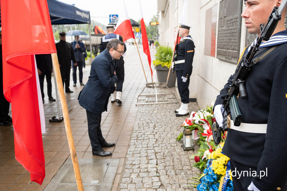 Konsul Ukrainy, Oleksandr Plodystyi zożył wieniec oraz oddał hołd ofiarach ludobójstwa dokonanego przez OUN i UPA na ziemiach wschodnich II Rzeczypospolitej Polskiej
