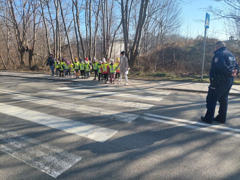 Policjanci z Oksywia uczyli przedszkolaków bezpieczeństwa na drodze i pasach // fot. KMP Gdynia