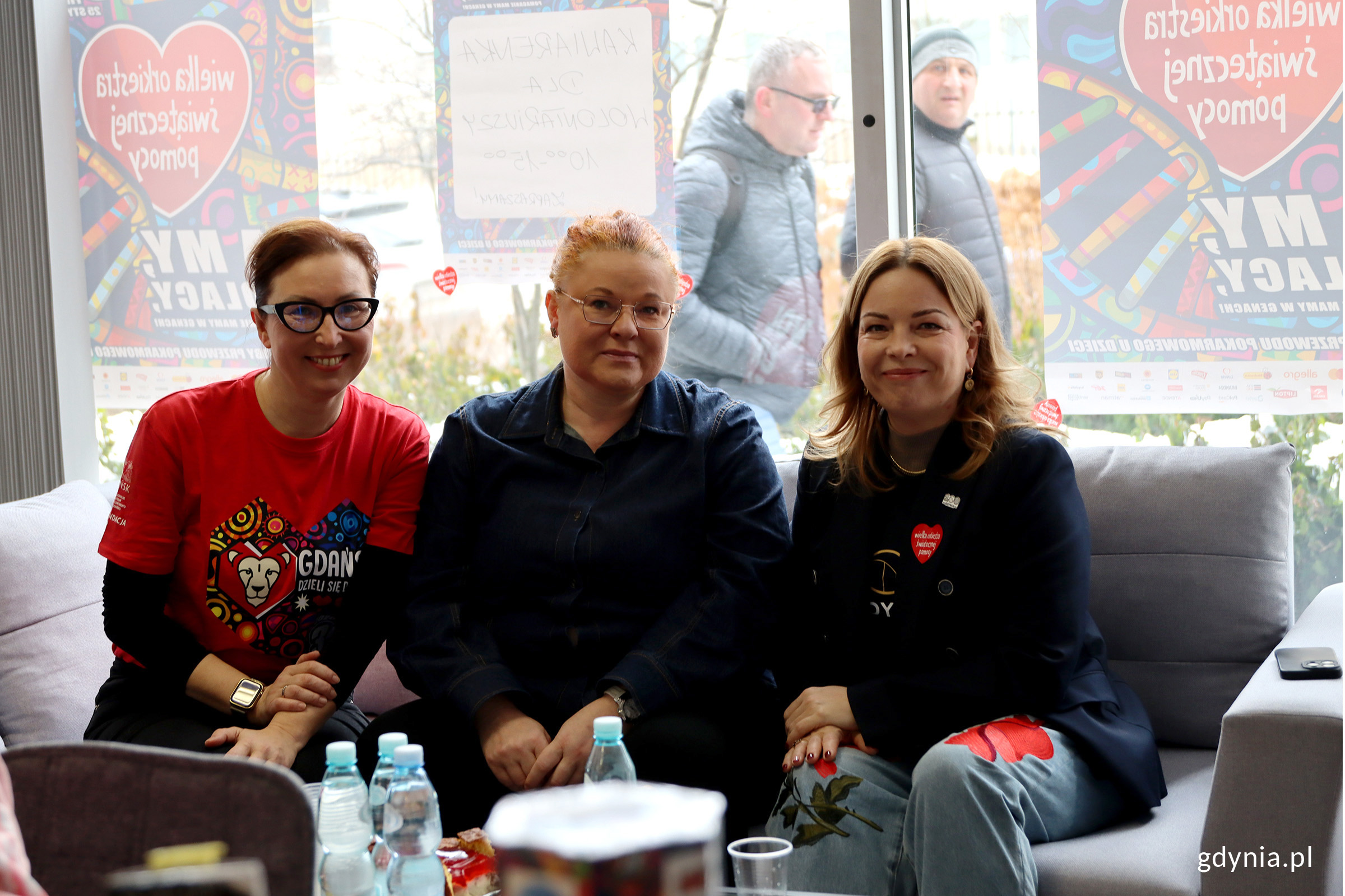 Wiceprezydent Gdyni Oktawia Gorzeńska wraz z Ewą Ossowską i Jolantą Jankowską-Żmich z Pomorskiego Kuratorium Oświaty w kawiarence dla wolontariuszy w Gdyńskim Ośrodku Szkolenia Nauczycieli (fot. Katarzyna Balcerzak) 