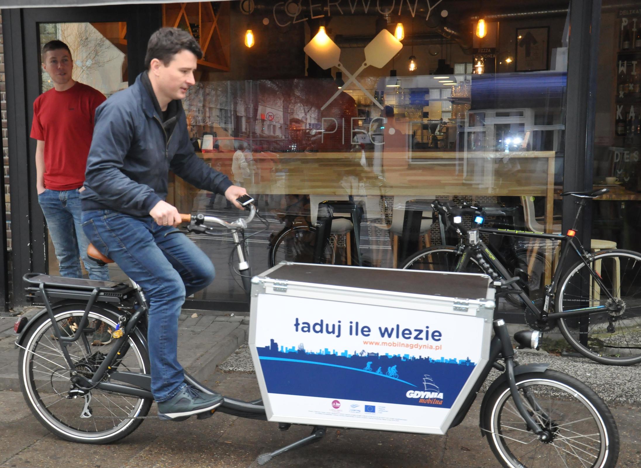Miejski rower towarowy na testach u jednego z przedsiębiorców z branży gastronomicznej na początku realizowania projektu w 2018 roku, fot. Magdalena Czernek / archiwalne (2018)