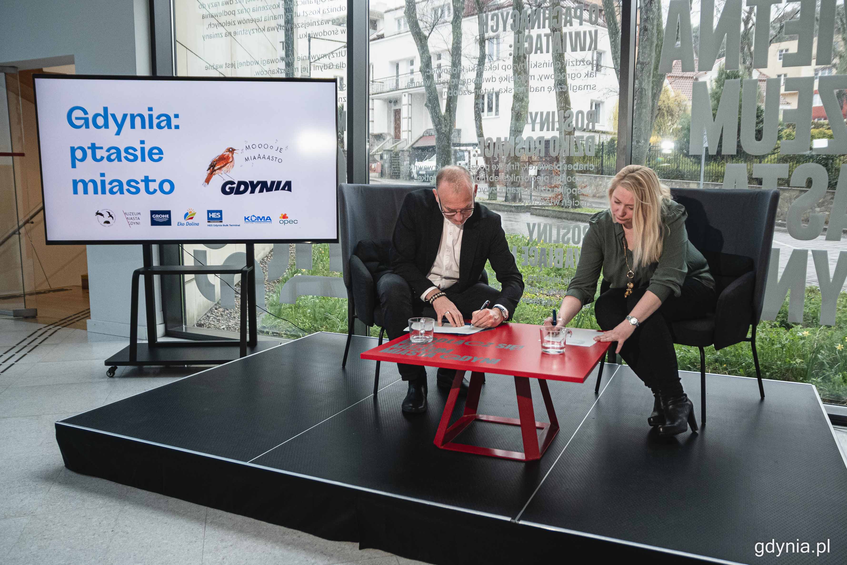 Michał Guć, wiceprezydent Gdyni ds. innowacji (z lewej) oraz Karolina Gastoł, prezes SM Bałtyk podpisują porozumienie, fot. Kamil Złoch