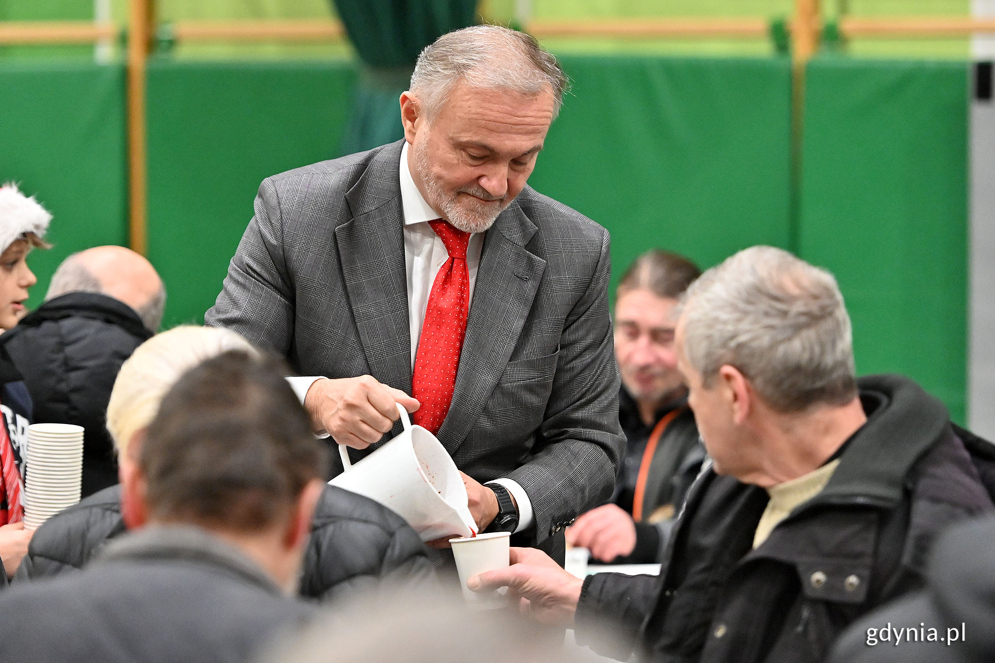 Na zdj. prezydent Wojciech Szczurek na gdyńskiej wigilii nalewa barszcz dla jednego z gości wieczerzy
