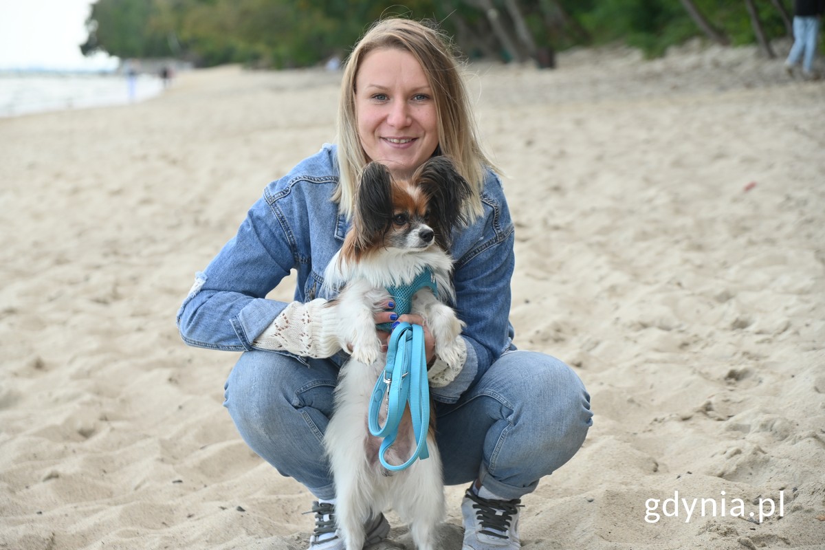 Anita i jej piesek Azazel na plaży w Redłowie // fot. Magda Śliżewska