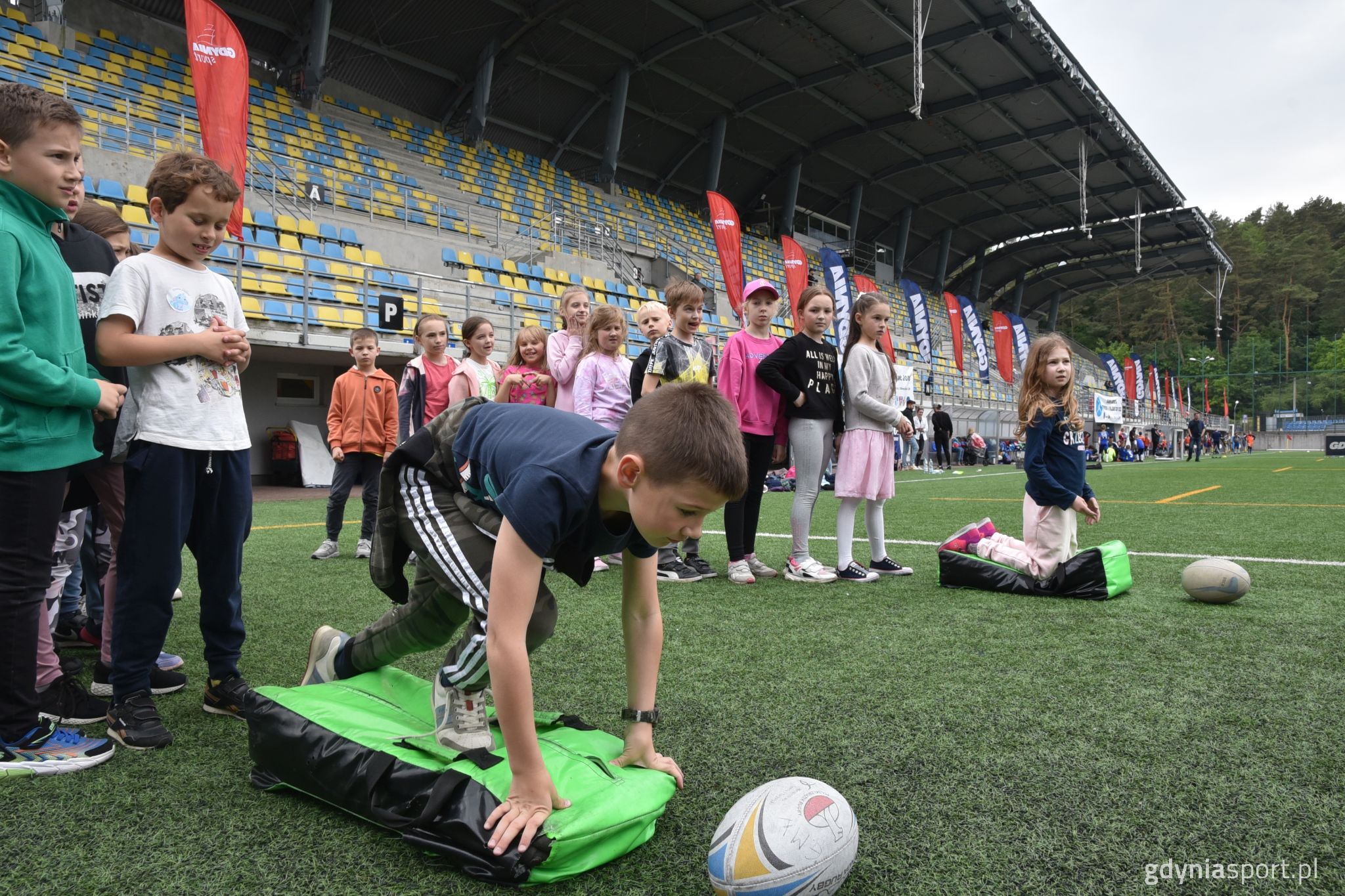 dzieci podczas zadań na stadionie rugby