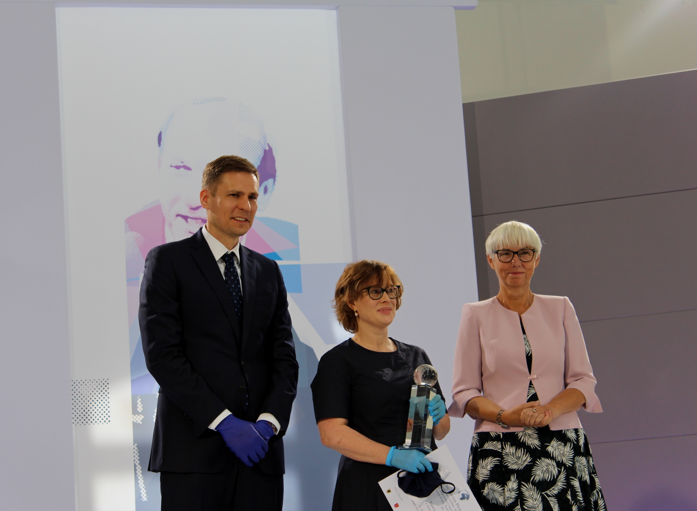 Na zdj.: Jakub Płażyński, laureatka Vanessa Gera (w środku) i Joanna Zielińska, przewodnicząca Rady Miasta Gdyni, fot. Magda Śliżewska