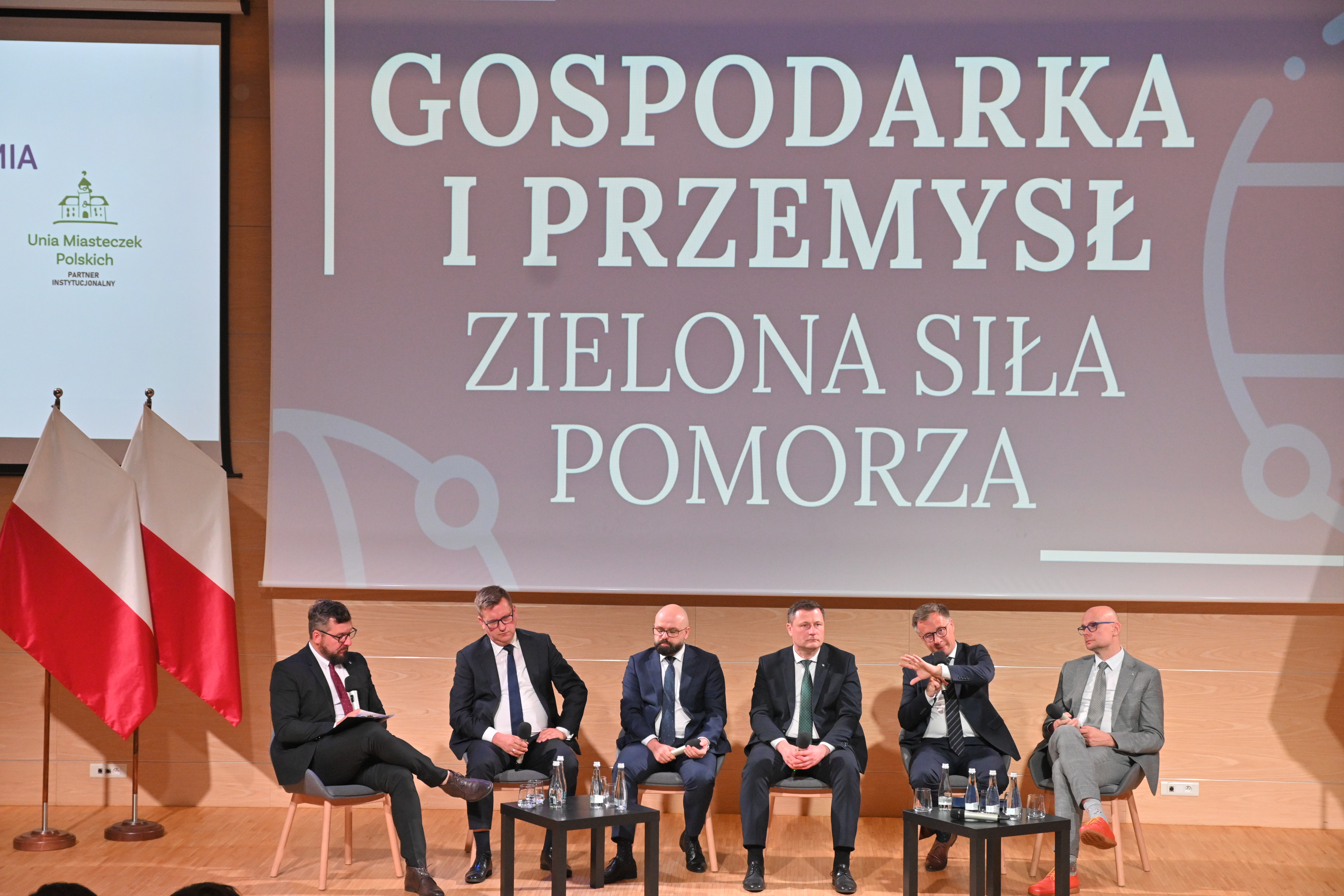 redaktor Tomasz Sieliwończyk, Jarosław Podsiadło z Uni Miasteczek Polskich, Mateusz Gołębiewski- prezes Przedsiębiorstwa Portowego „Sieć”, Minister Rozwoju i Technologi Krzysztof Paszyk, Łukasz Kotapski - wiceprezes Agencji Rozwoju Przemysłu oraz wice prezydent Gdynia Bartłomiej Austen.