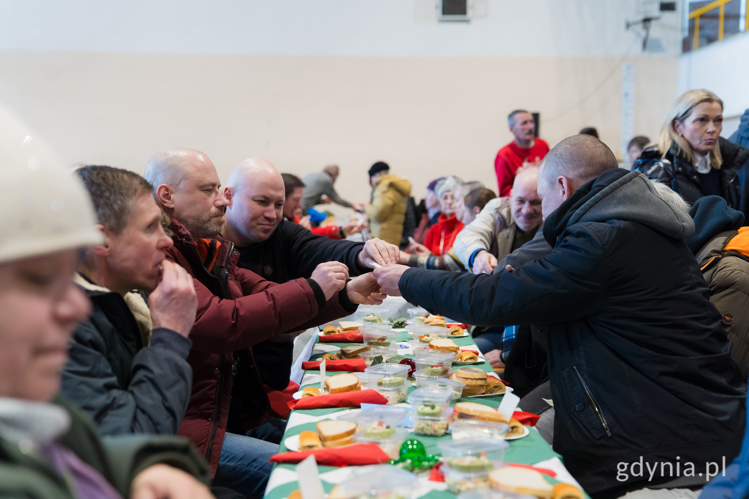 Uczestnicy gdyńskiej wigilii podzielili się opłatkiem (fot. Paweł Budziński)