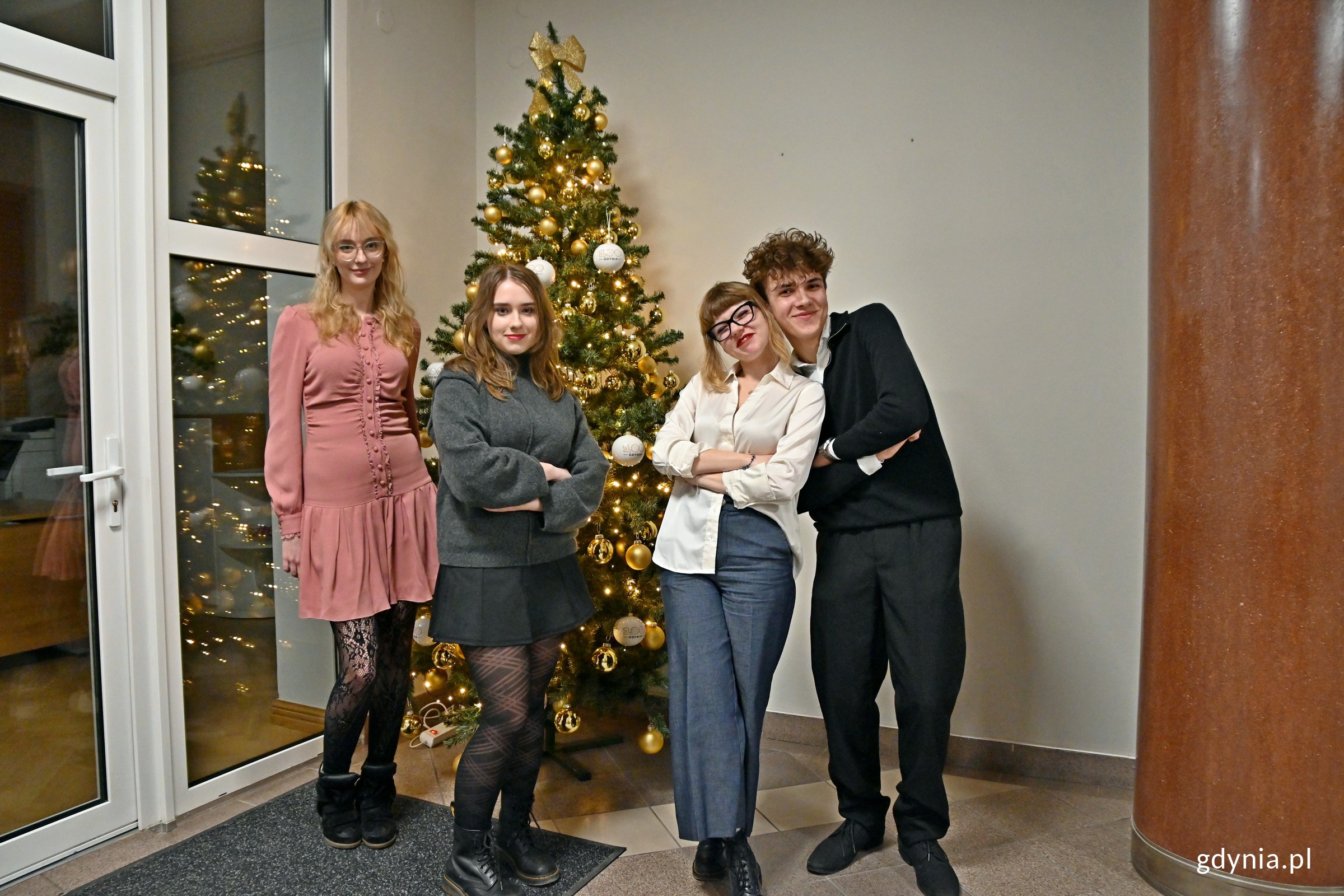 Prezydium Młodzieżowej Rady Miasta Gdyni przy choince (fot. Magdalena Czernek)