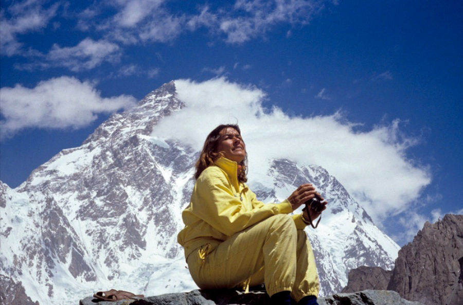 Wanda Rutkiewicz na szczycie góry. Kadr z filmu „Ostatnia wyprawia” reż. Eliza Kubarska