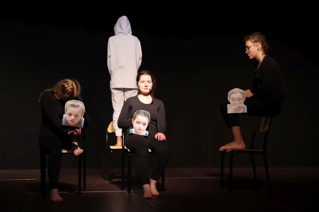 Grupa Teatralna Czarne Owieczki w spektaklu pt. „Okruch szczęścia” // fot. Piotr Kwiatkowski