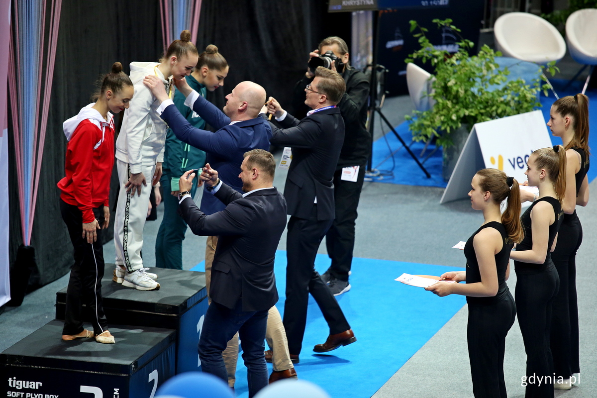 Dekoracja medalowa. Złoty medal wręcza wiceprezydent Gdyni Bartosz Bartoszewicz. Fot. Przemysław Kozłowski