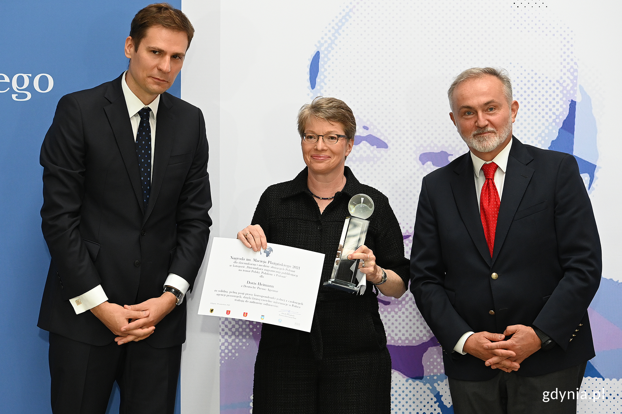 Doris Heimann, laureatka nagrody w towarzystwie prezydenta Gdyni Wojciecha Szczurak i Jakuba Płażyńskiego, przewodniczącego jury // fot. Michał Puszczewicz