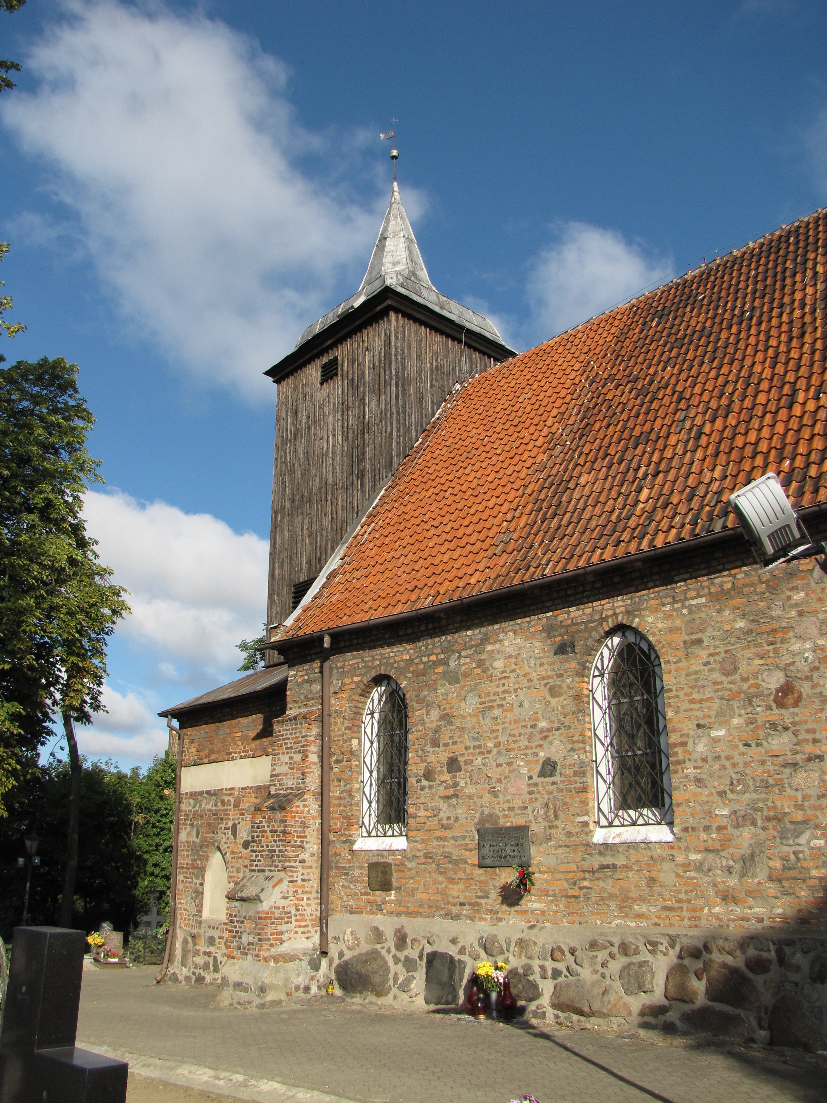 1.	Kościół średniowieczny pw. św. Michała Archanioła na Oksywiu z cokołem wykonanym z kamieni narzutowych