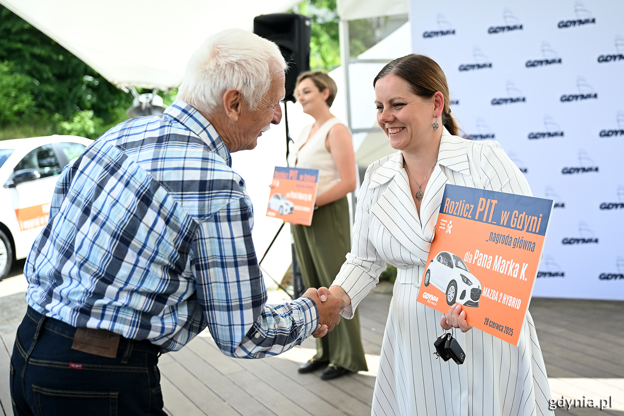Prezydent Gdyni Aleksandra Kosiorek wręcza kluczyki do auta panu Markowi, jednemu z laureatów loterii „Rozlicz PIT w Gdyni” (fot. Michał Puszczewicz)