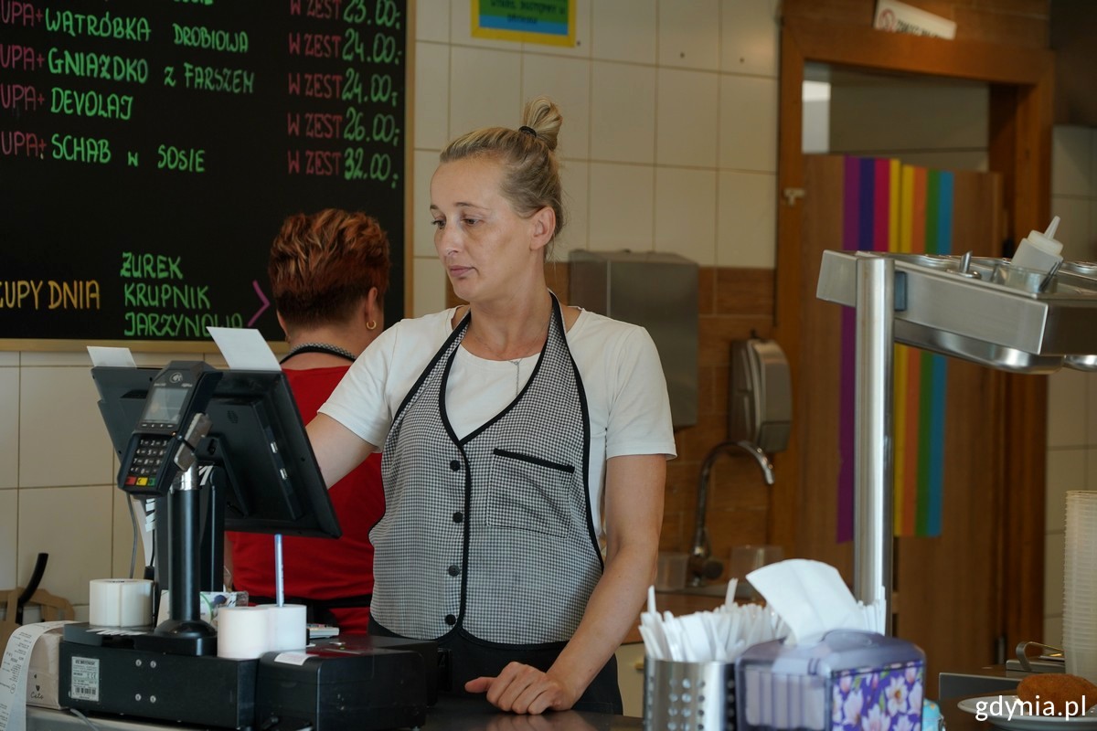 Bar „Tęczowy” w środku z obsługą