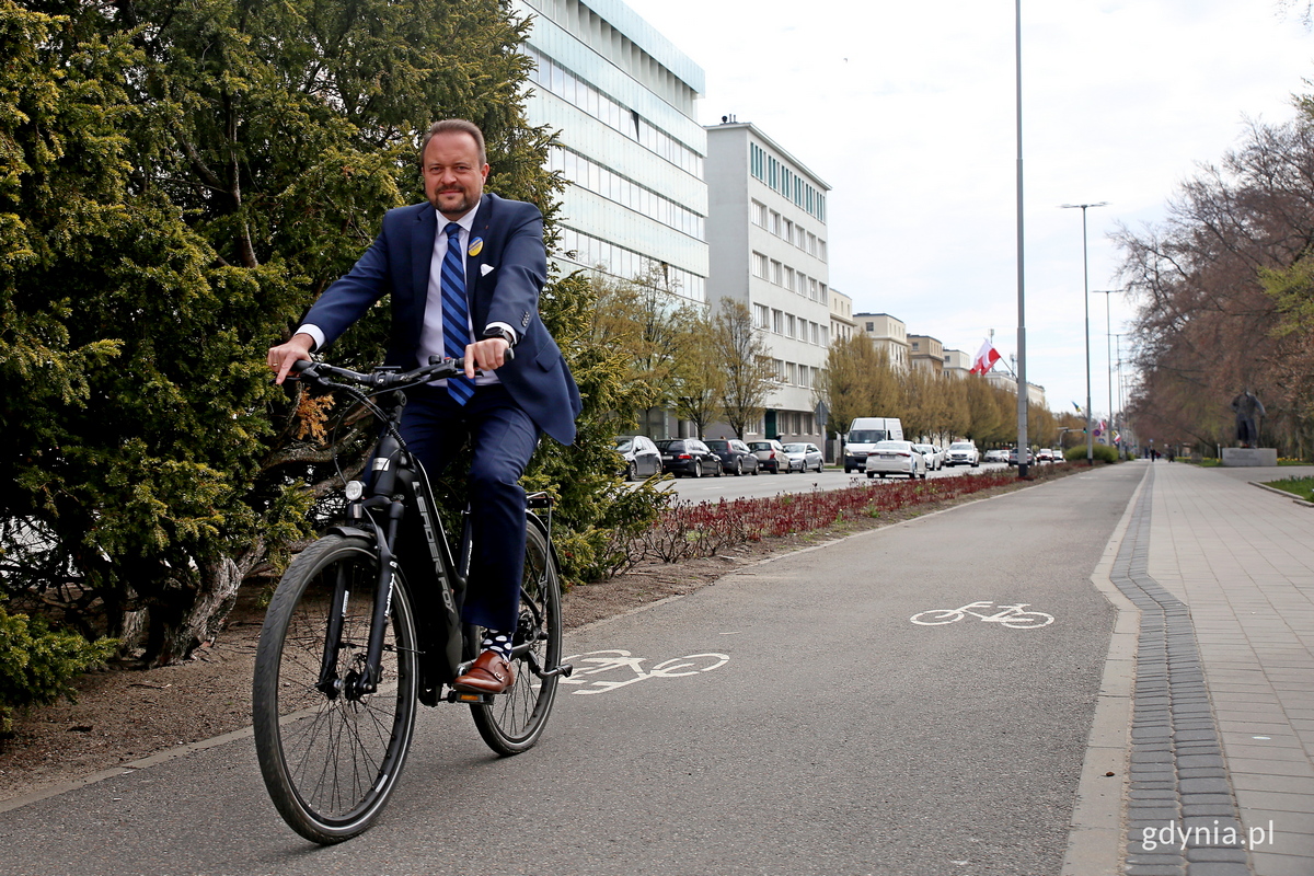 Wiceprezydent Marek Łucyk podczas podróży rowerem elektrycznym