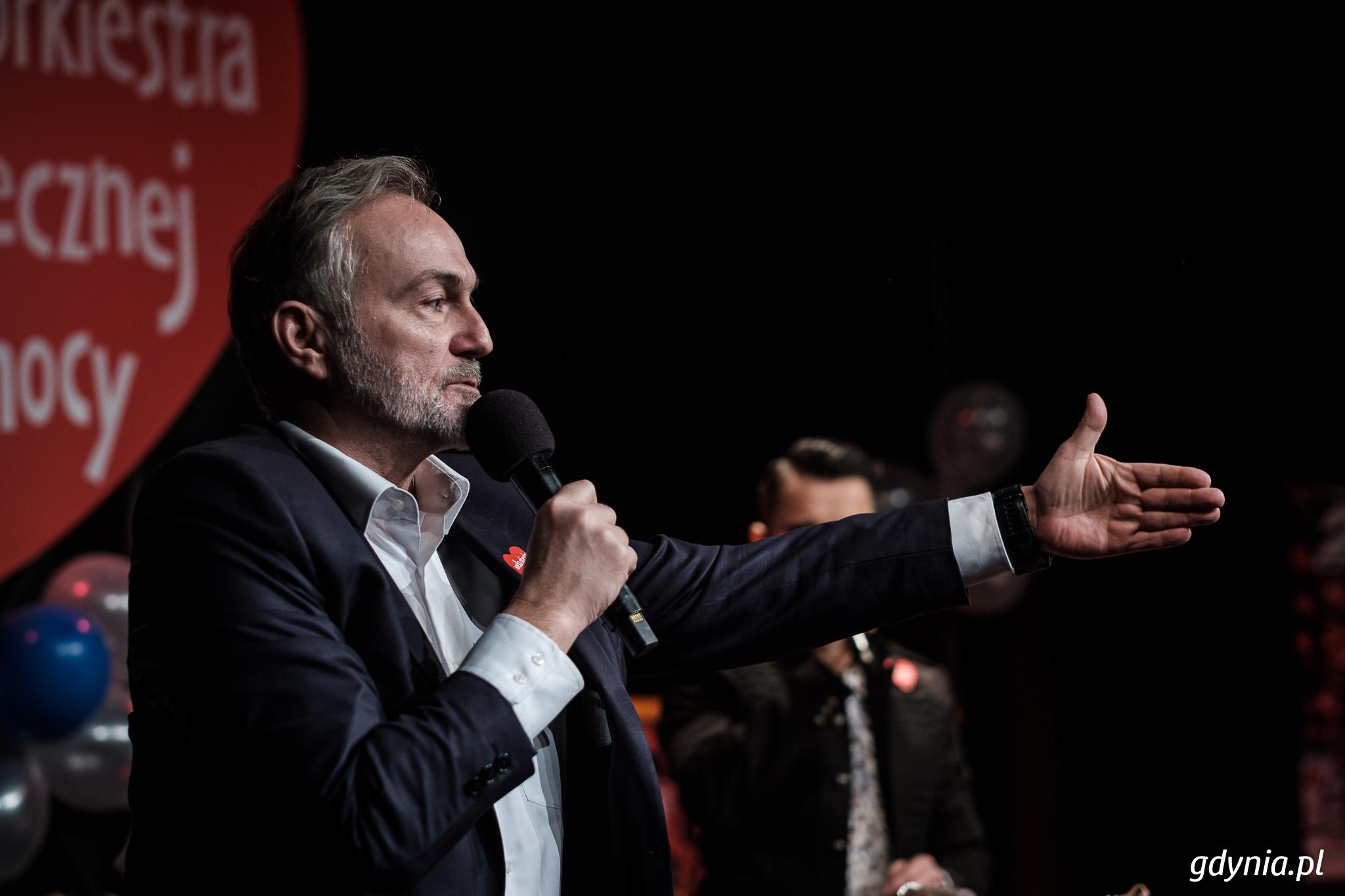 Prezydent Wojciech Szczurek podczas licytacji w Teatrze Miejskim, fot. Dawid Linkowski