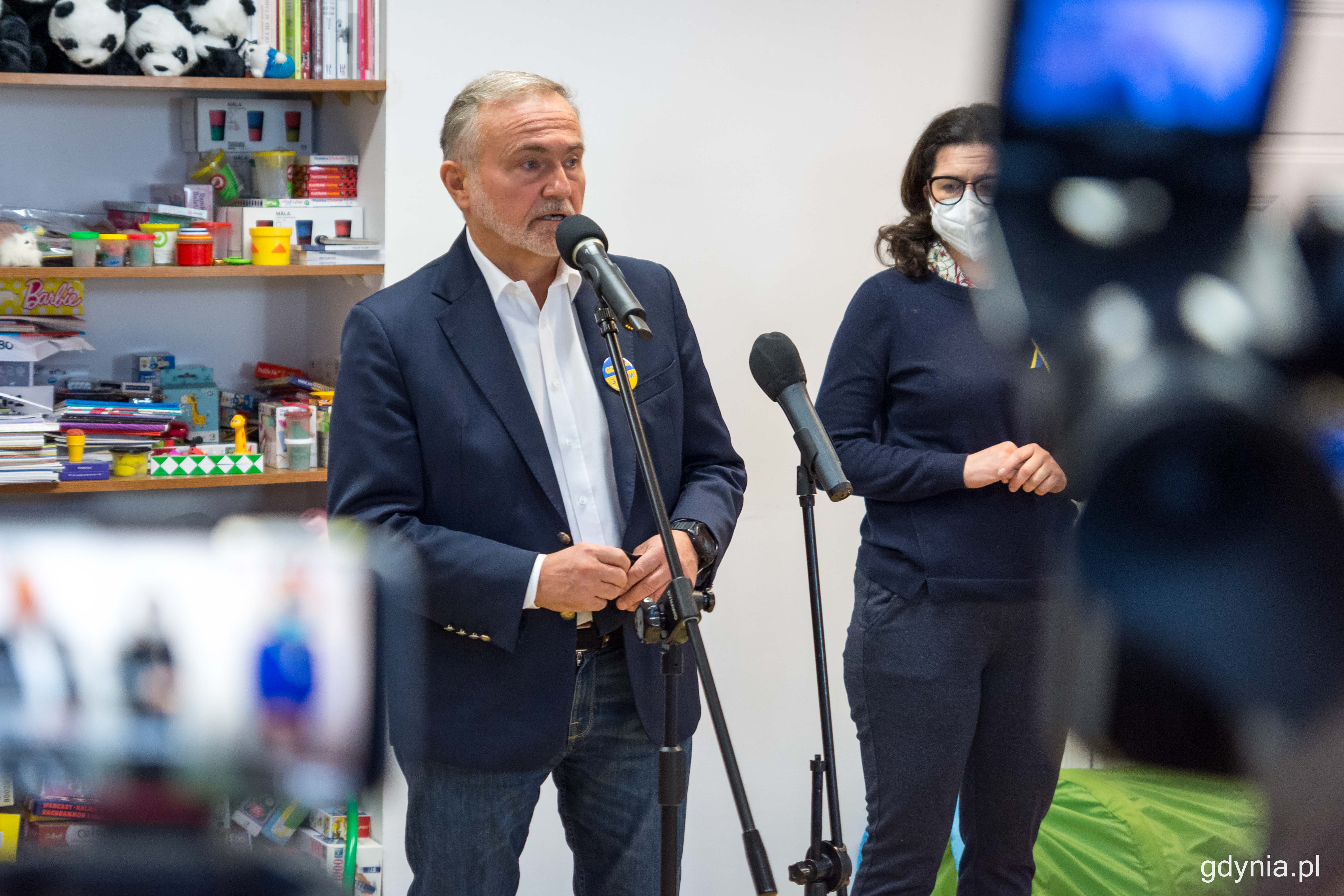 Wojciech Szczurek, prezydent Gdyni (przy mikrofonie) podczas briefingu prasowego poświęconego wizycie trójmiejskich samorządowców we Lwowie, fot. Kamil Złoch