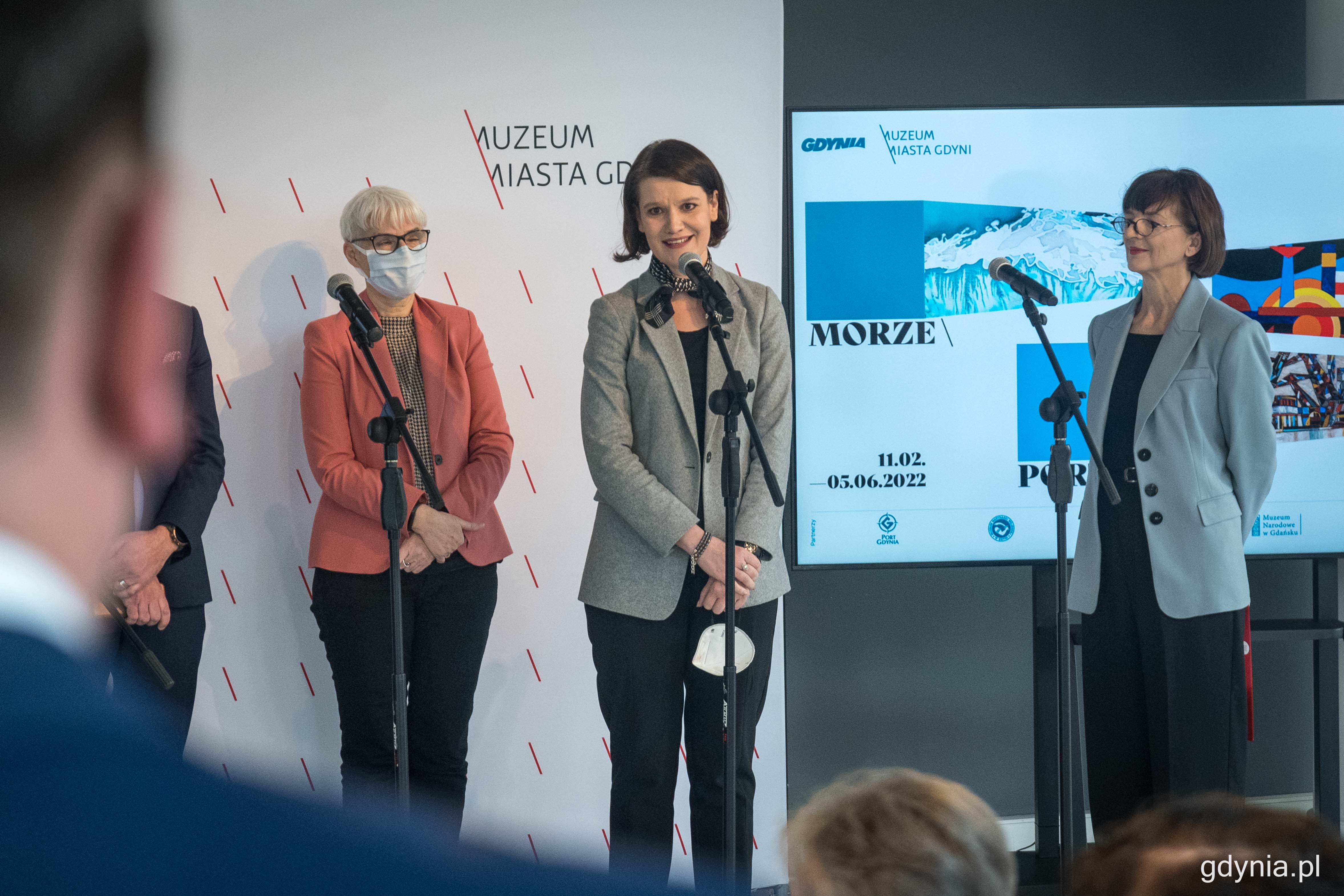 Od lewej: Joanna Zielińska - przewodnicząca Rady Miasta Gdyni, Katarzyna Gruszecka-Spychała - wiceprezydent Gdyni ds. gospodarki oraz Karin Moder - dyrektor Muzeum Miasta Gdyni podczas wernisażu wystawy „Morze\ Miasto \ Port” // fot. Kamil Złoch