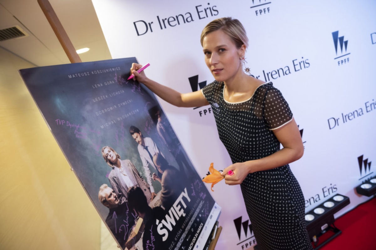 Lena Góra podpisująca plakat do filmu „Święty”