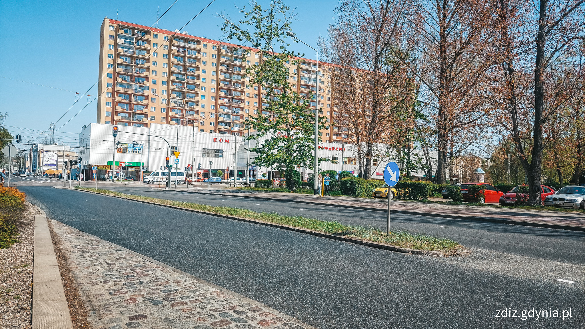 Nowa nawierzchnia na ul. Kartuskiej, widoczny nowy asfalt, droga, budynki