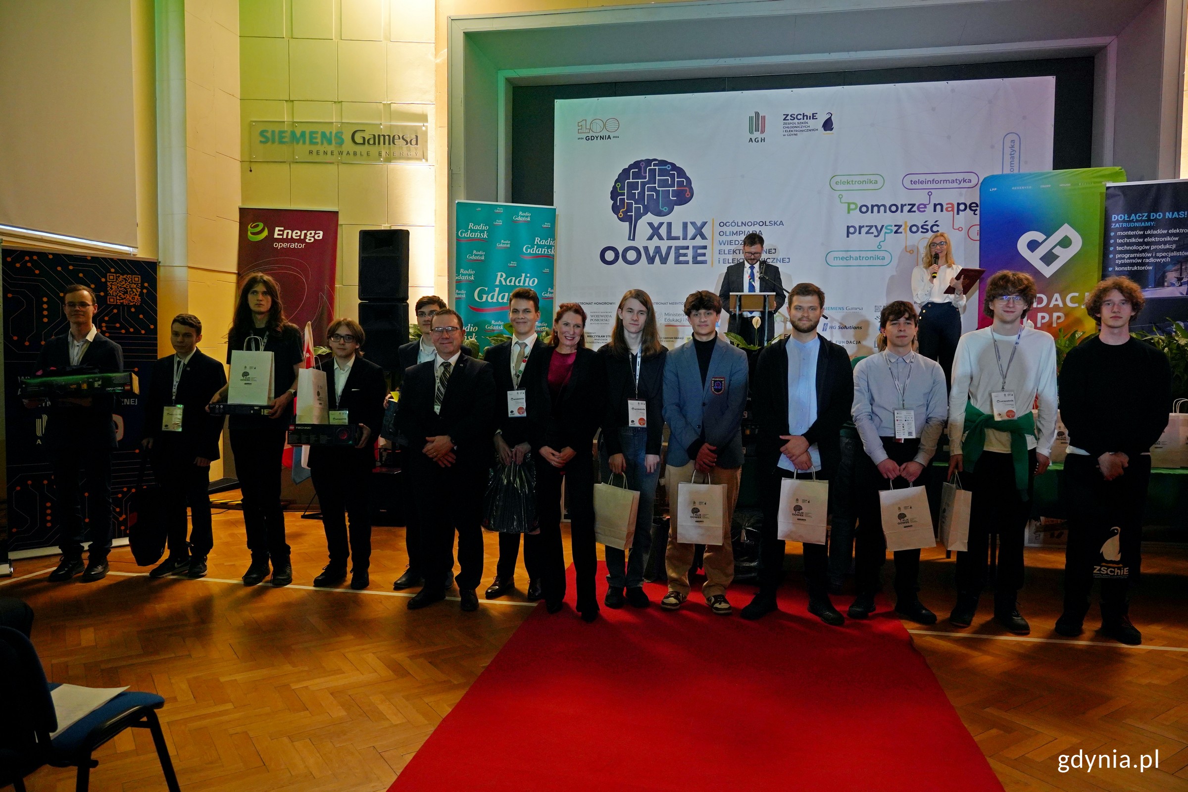 Finaliści oraz laureaci Og&oacute;lnopolskiej Olimpiady Wiedzy Elektrycznej i Elektronicznej w kategorii &bdquo;Informatyka&rdquo; wraz z przedstawicielem organizatora olimpiady oraz dyrektor ZSChiE Dorotą Kotwicką (fot. Magdalena Czernek)