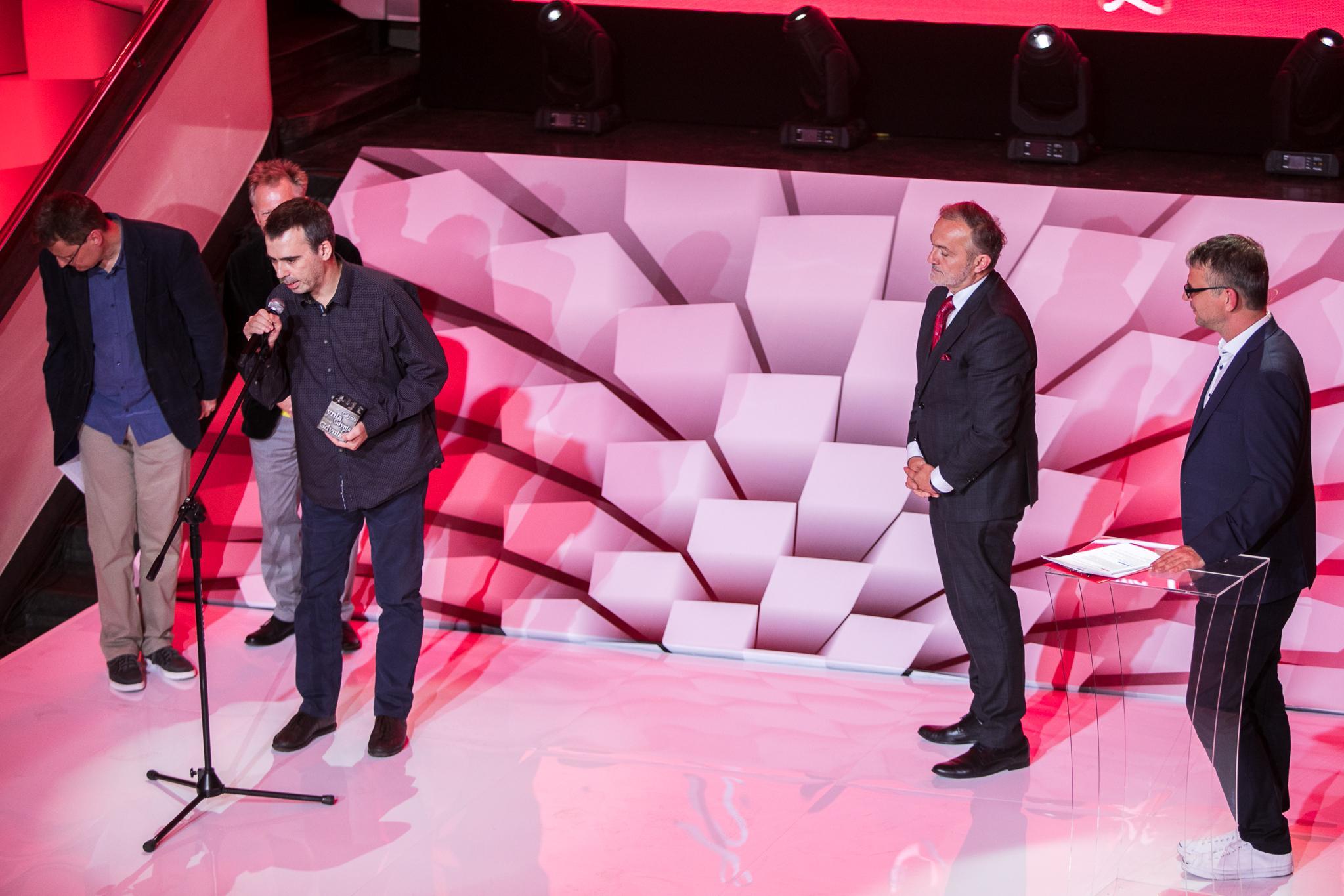 Dominik Bielicki przemawiający na scenie po odebraniu nagrody. (fot. Karol Stańczak)