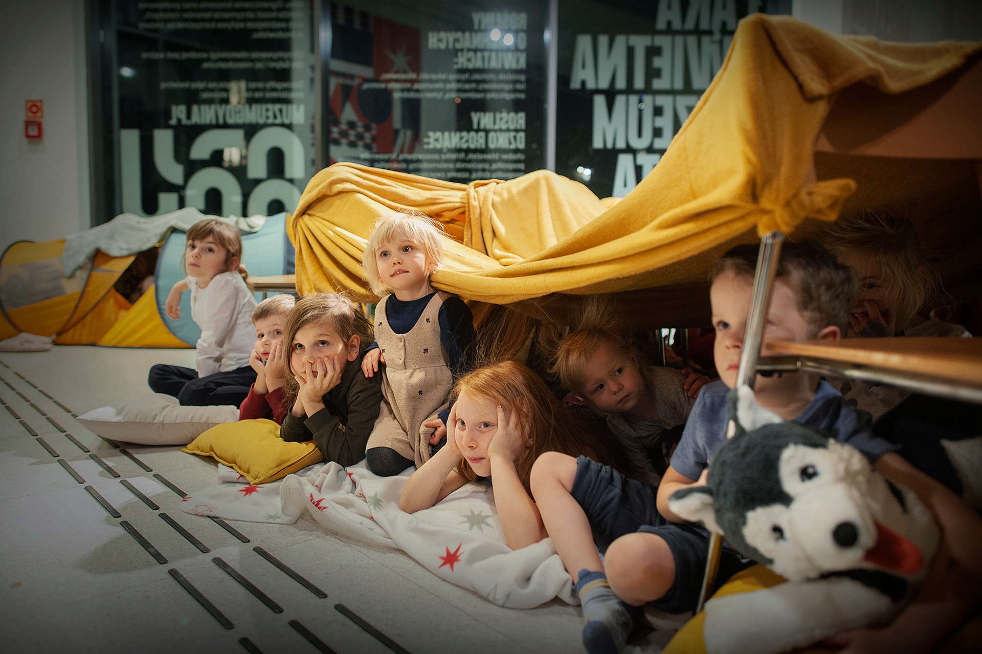 Dzieci leżące na matach na ziemi w Muzeum Miasta Gdyni