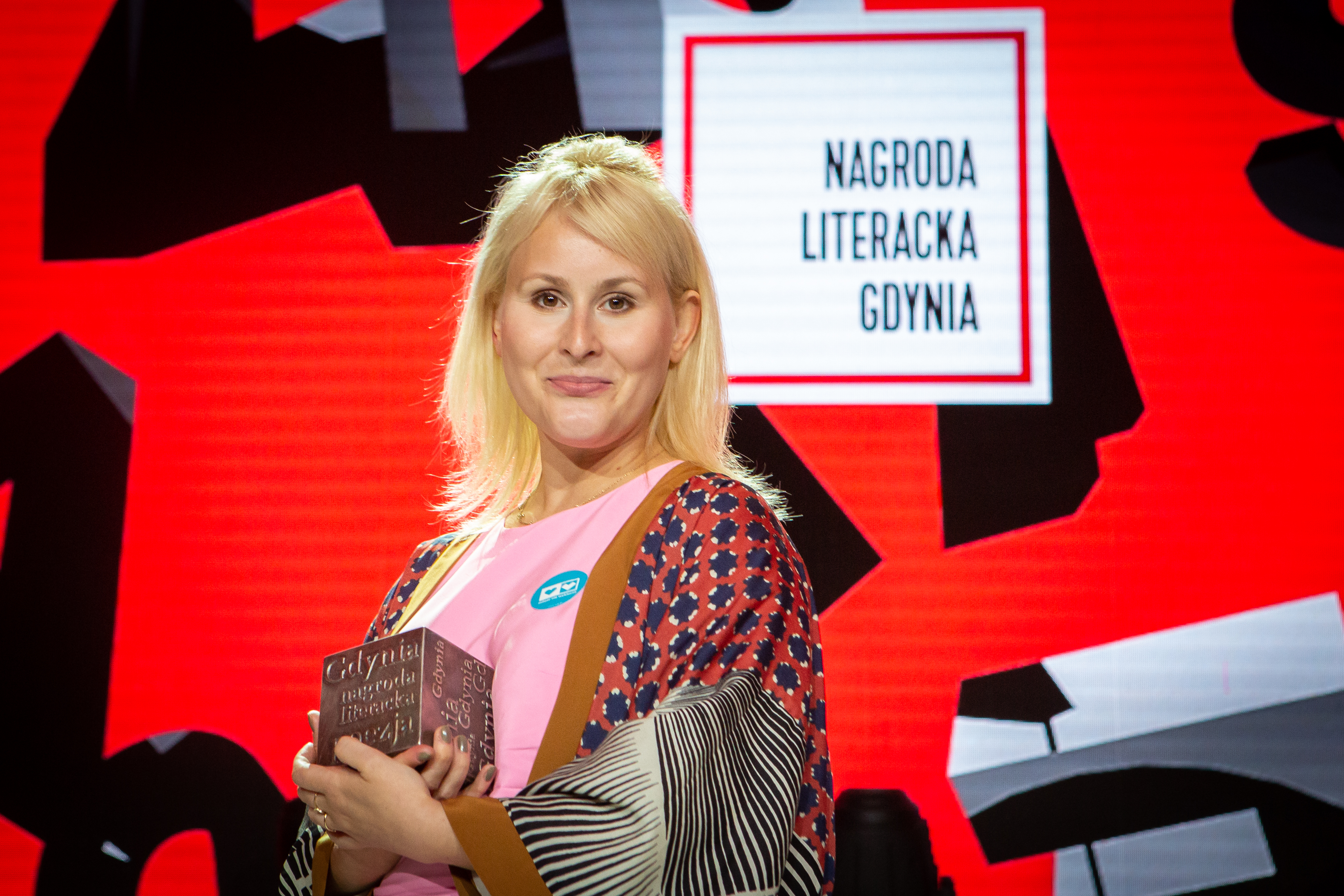 Natalia Malek - laureatka Nagrody Literackiej Gdynia w kategorii poezja. W ręku trzyma Kostkę Literacką // fot. Anna Rezulak