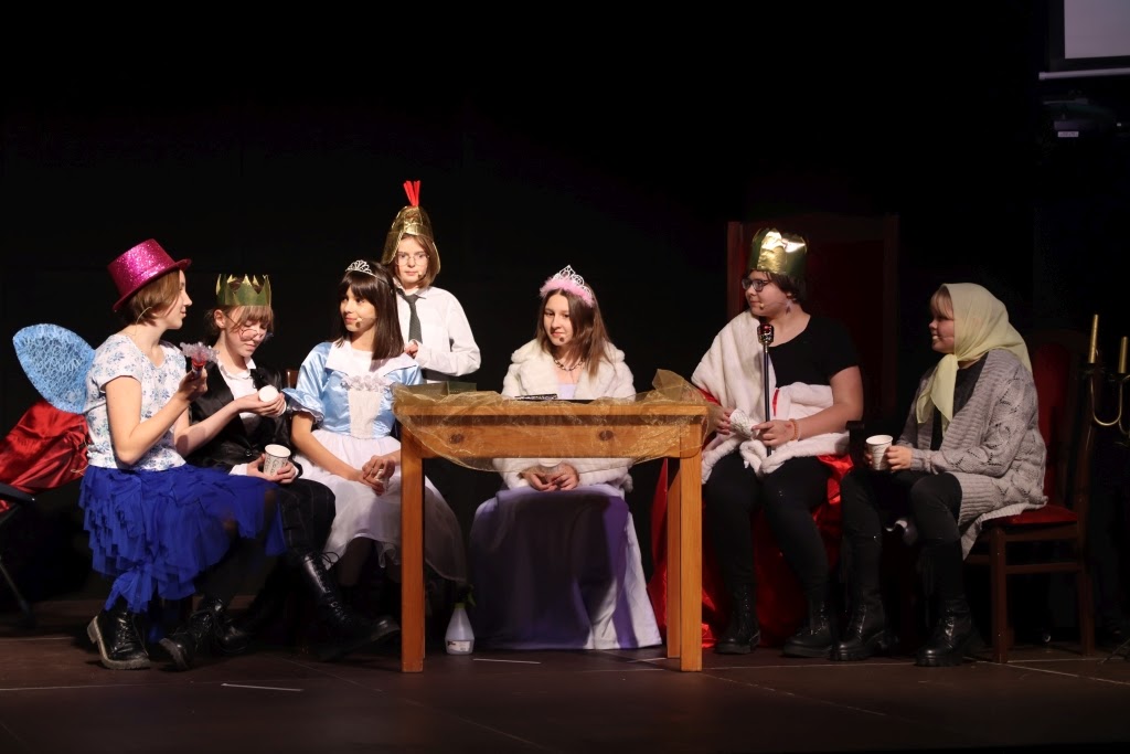 Grupa Teatralna Impuls z Kalisk w spektaklu pt. „Śpiąca królewna” // fot. Piotr Kwiatkowski