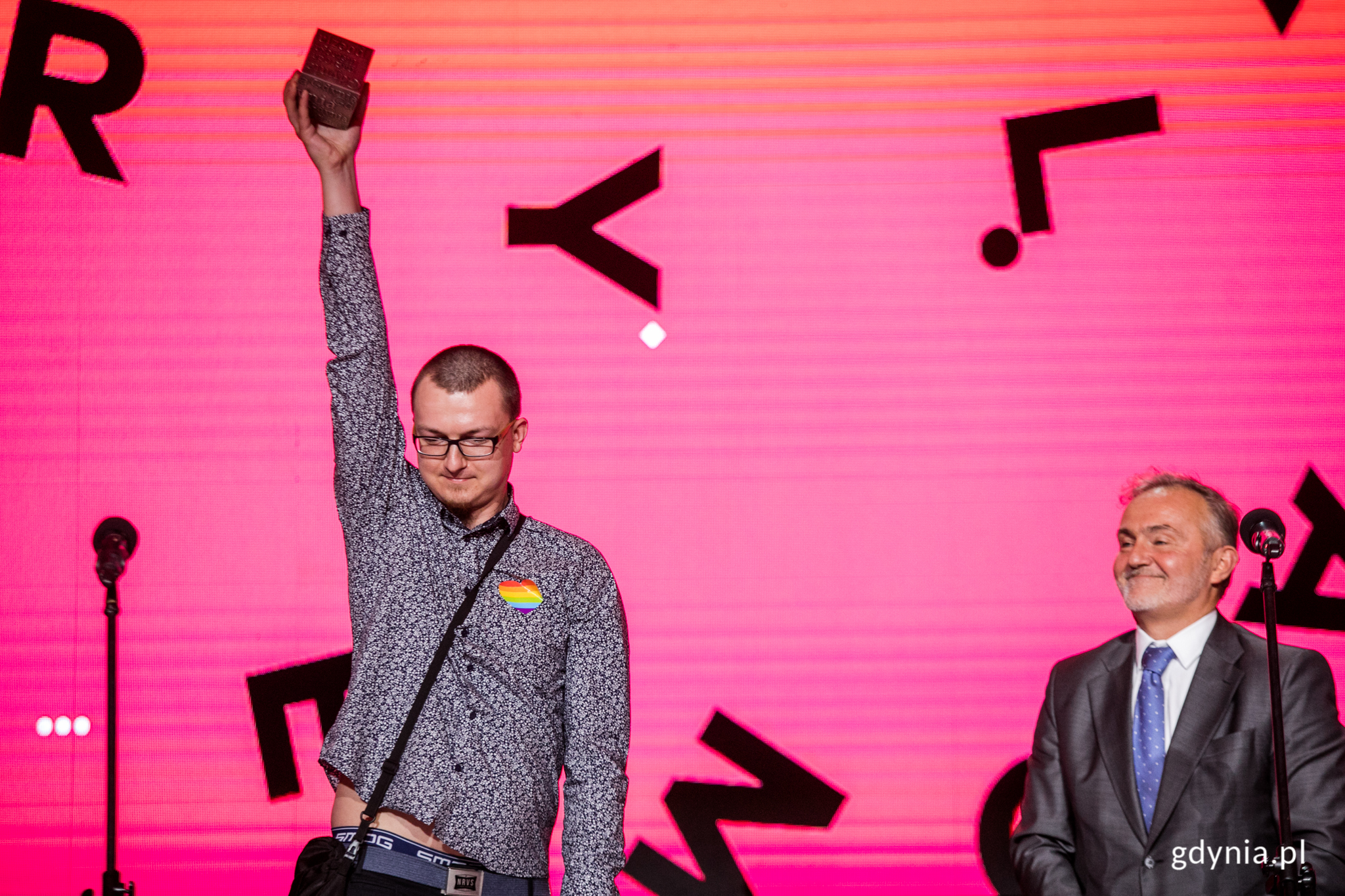Tomasz Bąk (po lewej) zdobył statuetkę Kostki Literackiej w kategorii poezja. Nagrodę wręczył prezydent Gdyni, Wojciech Szczurek (po prawej) // fot. Karol Stańczak