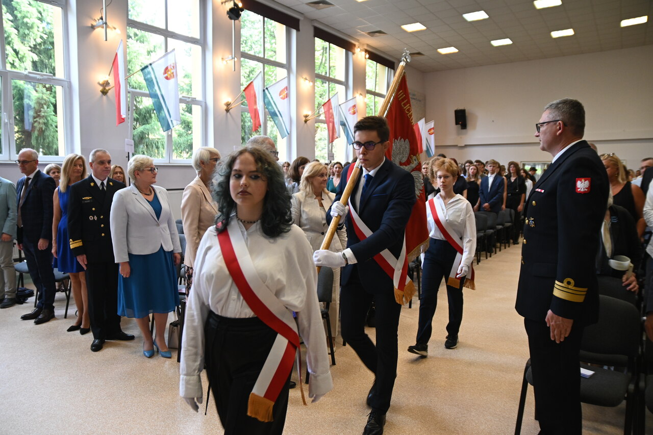Podwójny jubileusz III LO im. Marynarki Wojennej w Gdyni - wprowadzenie pocztu sztandarowego.