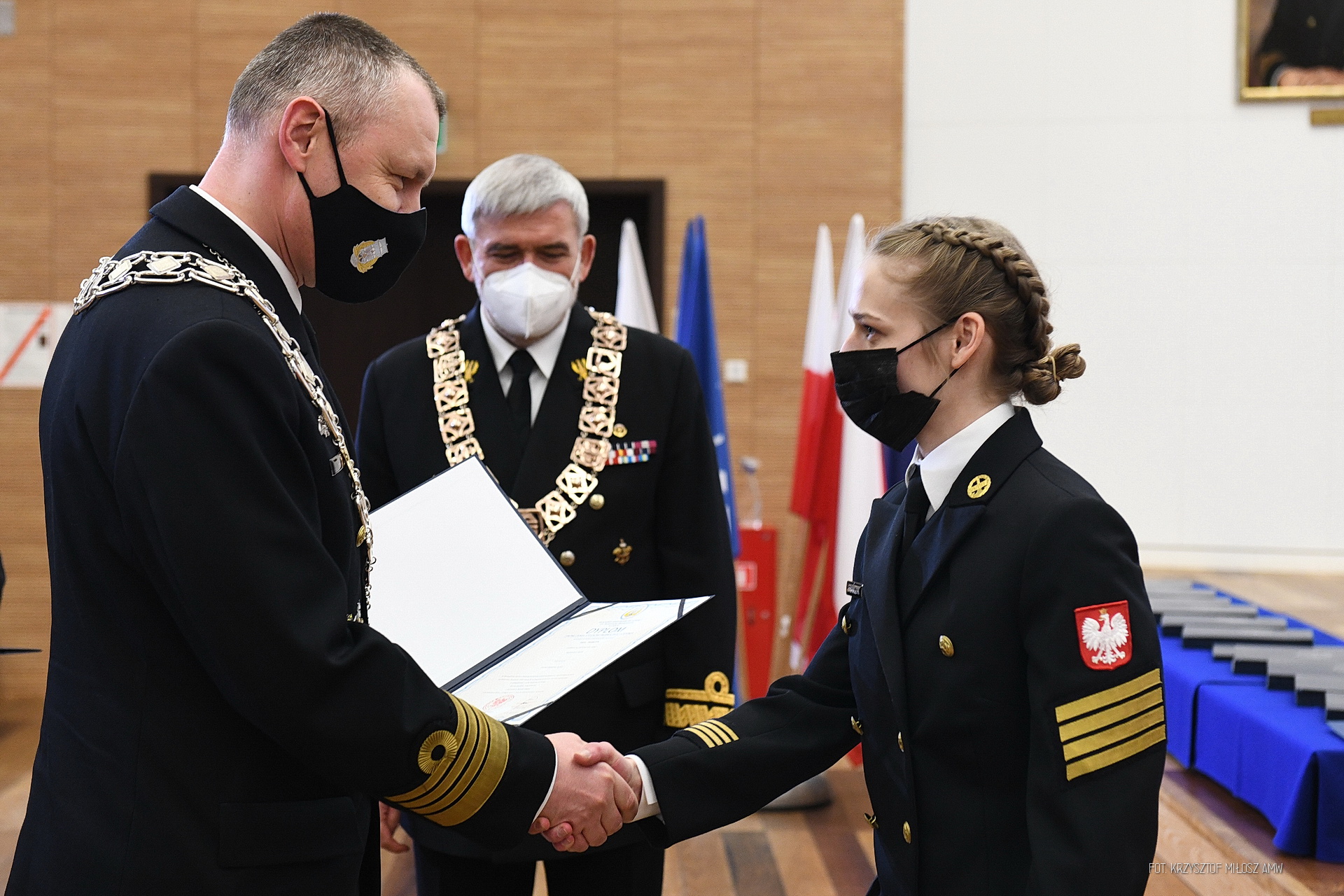 bmmt pchor. Edyta Franczyk odbiera dyplom ukończenia studiów I stopnia z rąk dziekana wydziału. Obok stoi kadm. prof. dr hab. Tomasz Szubrycht - rektor-komendant AMW // fot. Krzysztof Miłosz/AMW