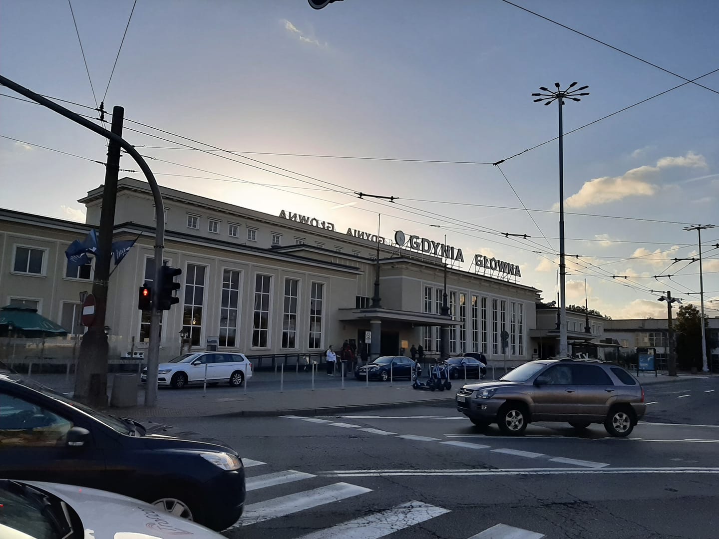 Budynek Dworca Gdynia Główna PKP, który przeszedł remont w 2012 roku, fot. Miriam Emessaouden / z naszej facebookowej grupy Gdynia w obiektywie