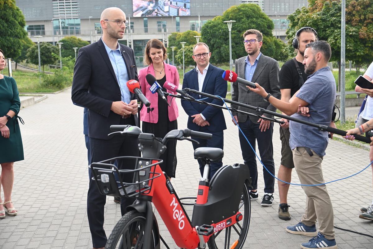 Na zdjęciu m.in. wiceprezydent ds. gospodarki, Katarzyna Gruszecka Spychała, Piotr Kryszewski, wiceprezydent Gdańska, Marcin Skwierawski - wiceprezydent Sopotu, Krzysztof Krzemiński, burmistrz Redy, Michał Glaser - prezes Zarządu OMGGS oraz Dagmara Kleczewska, kierownik projektu Mevo