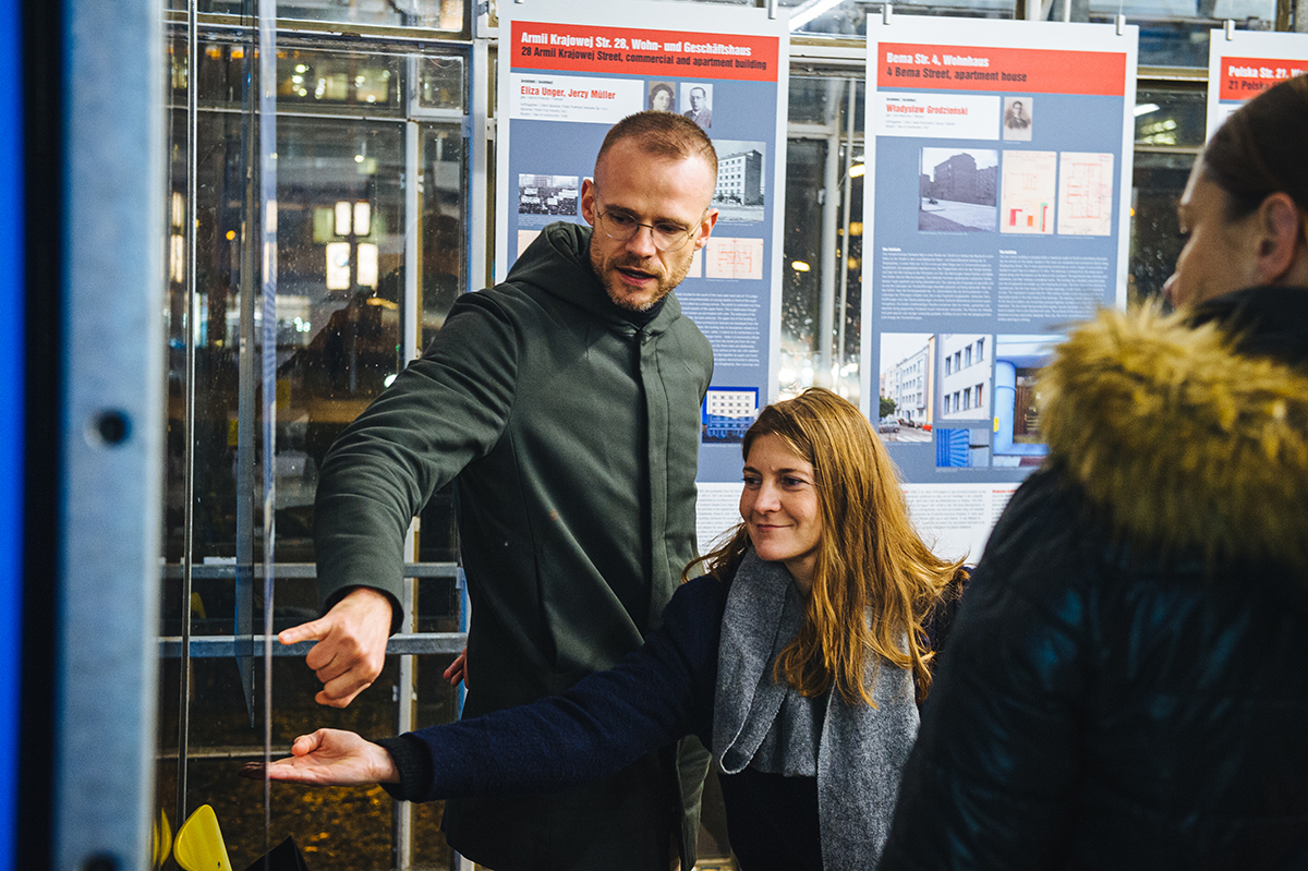 Kuratorzy wystawy dr Małgorzata Jędrzejczyk i Witold Okun. Fot. Grzegorz Karkoszka