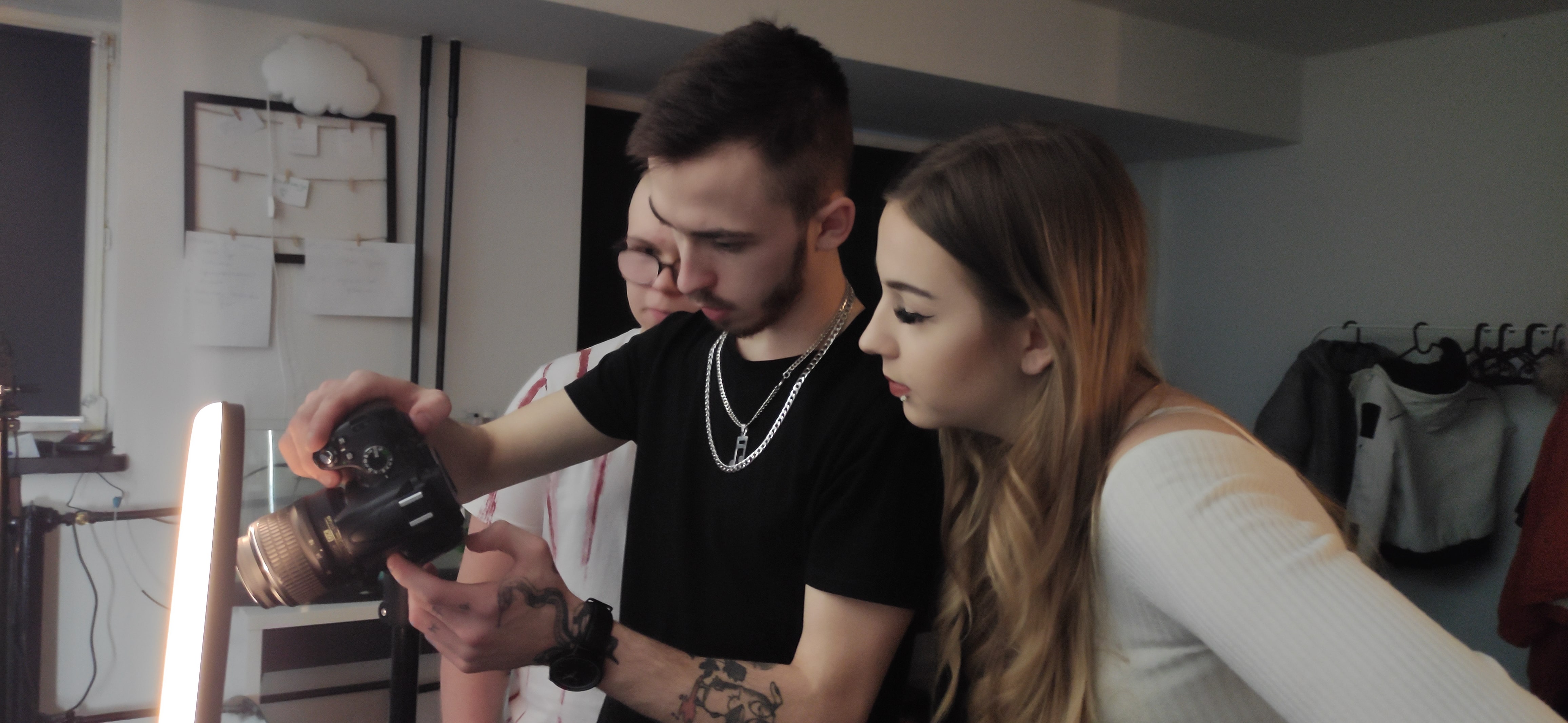 3 nastolatków uczy się robić zdjęcia