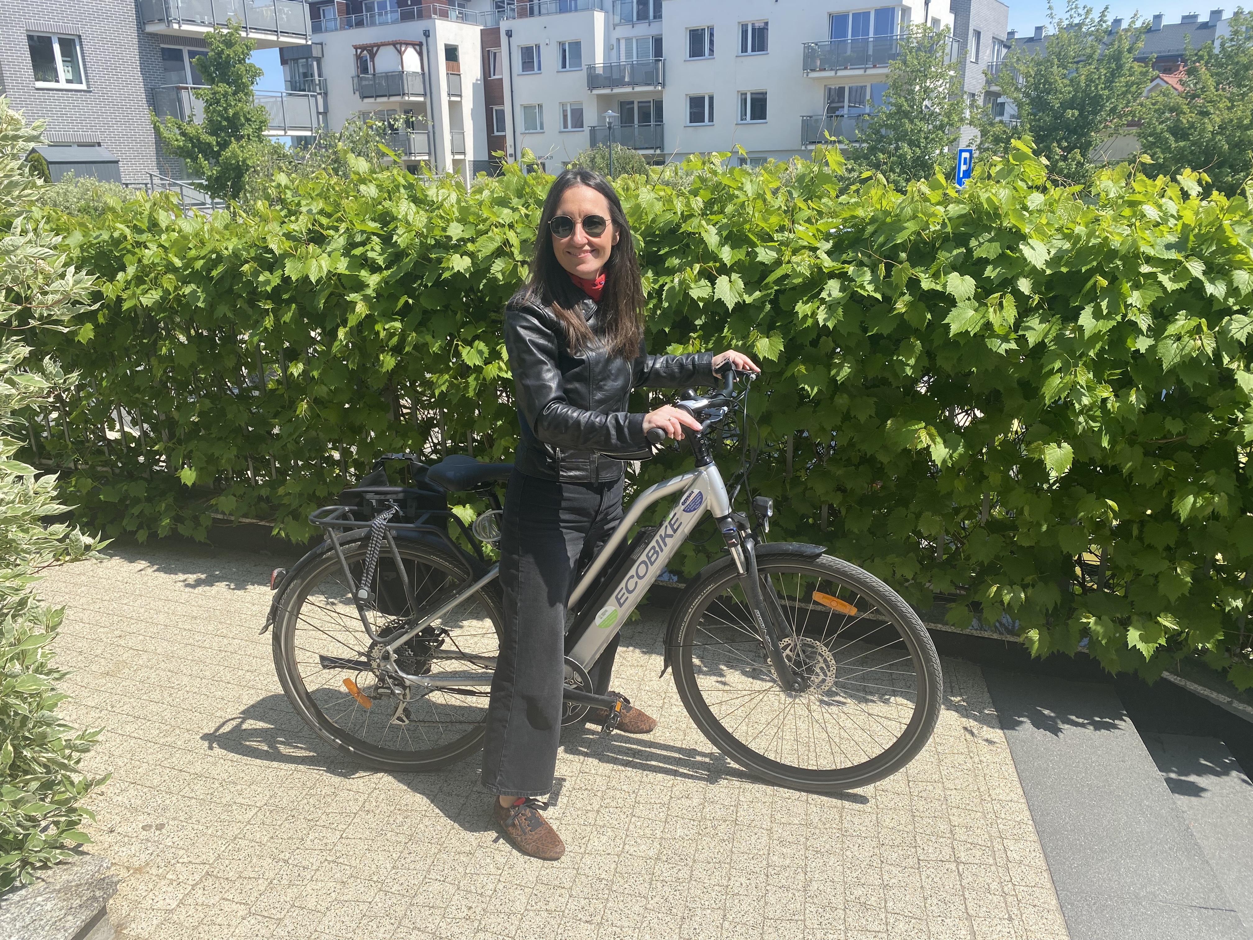 mieszkanka i mieszkaniec Gdyni na rowerach elektrycznych, na które otrzymali dofinansowanie z gminy Gdynia// mat. własne // źródło: Gdynia Mobilna