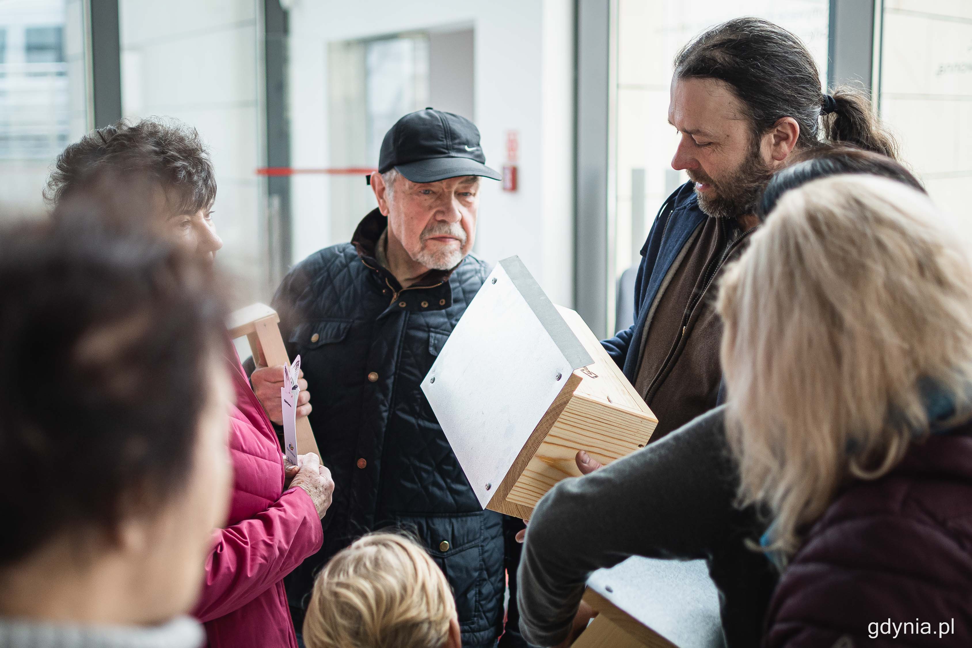 Ornitolog Leszek Damps (na zdjęciu, trzyma budkę) podpowiadał gdynianom, jak poprawie korzystać z konkursowych konstrukcji, fot. Kamil Złoch